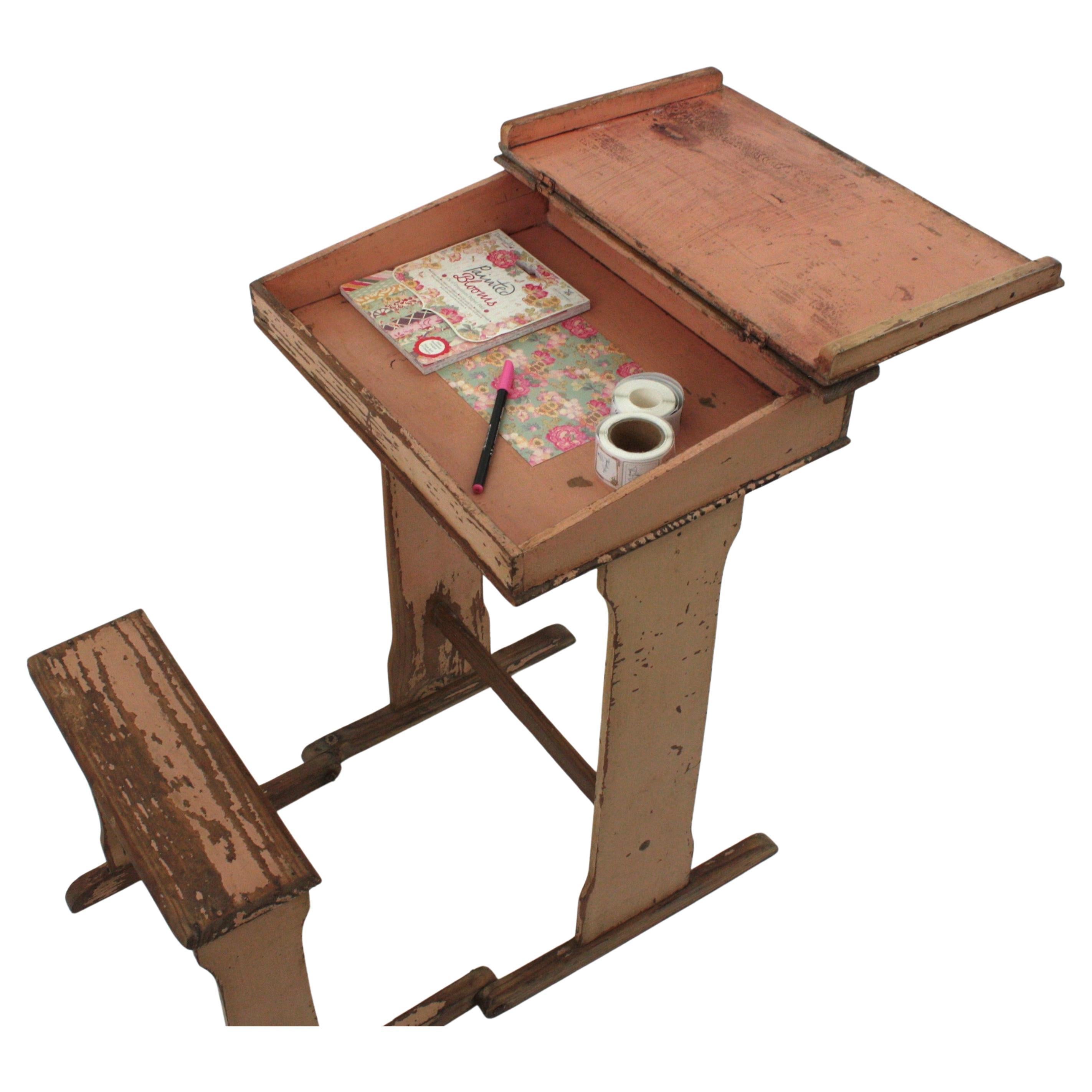 Très beau bureau d'écolier ancien en bois de pin patiné rose, Espagne, années 1930
Bel exemplaire en très bon état présentant une superbe patine d'ancienneté et conservant des restes de peinture rose tendre.
Couvercle coulissant et siège pliable.
Le