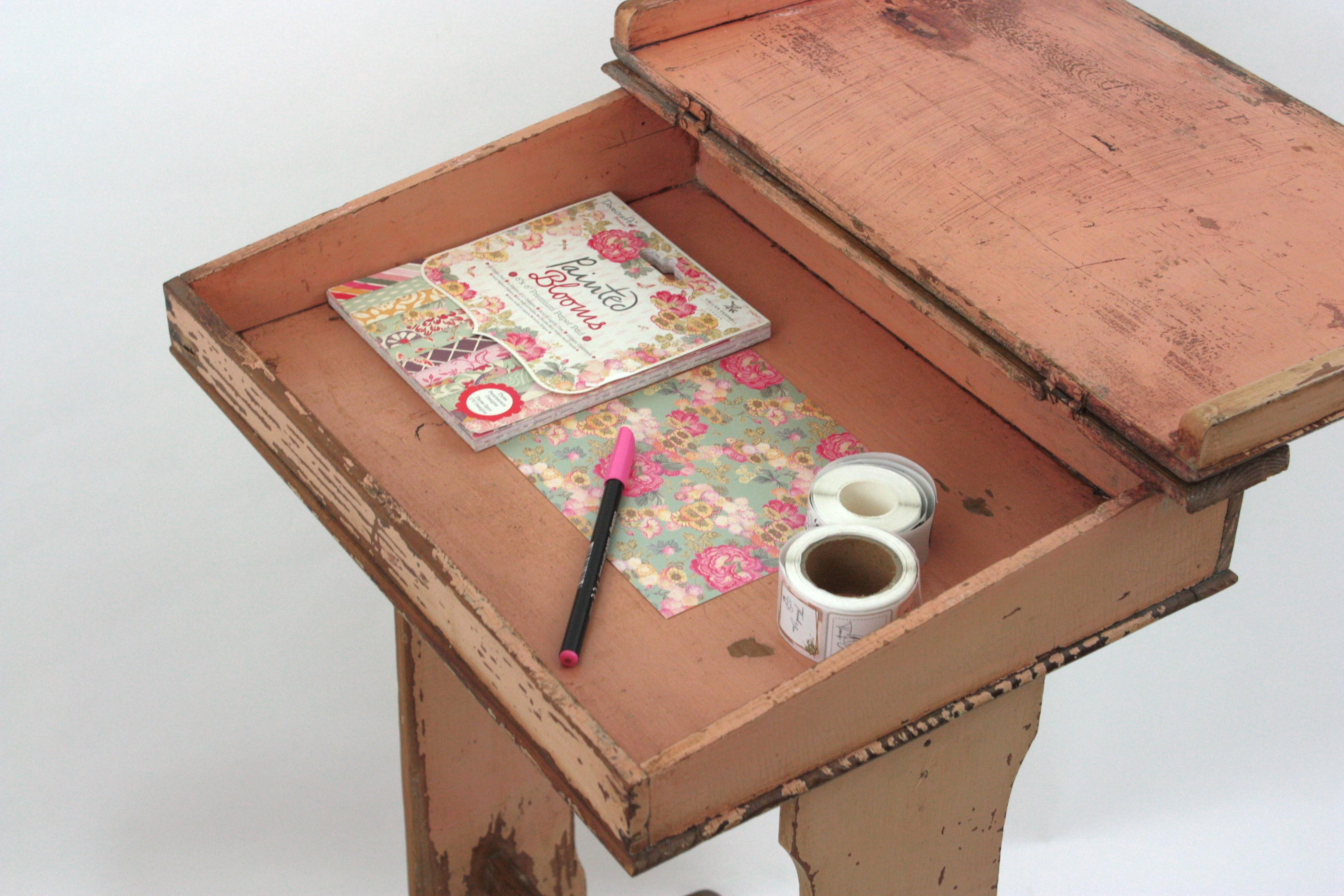 Art déco Bureau d'écolier ancien avec siège pliant en patine rose douce en vente