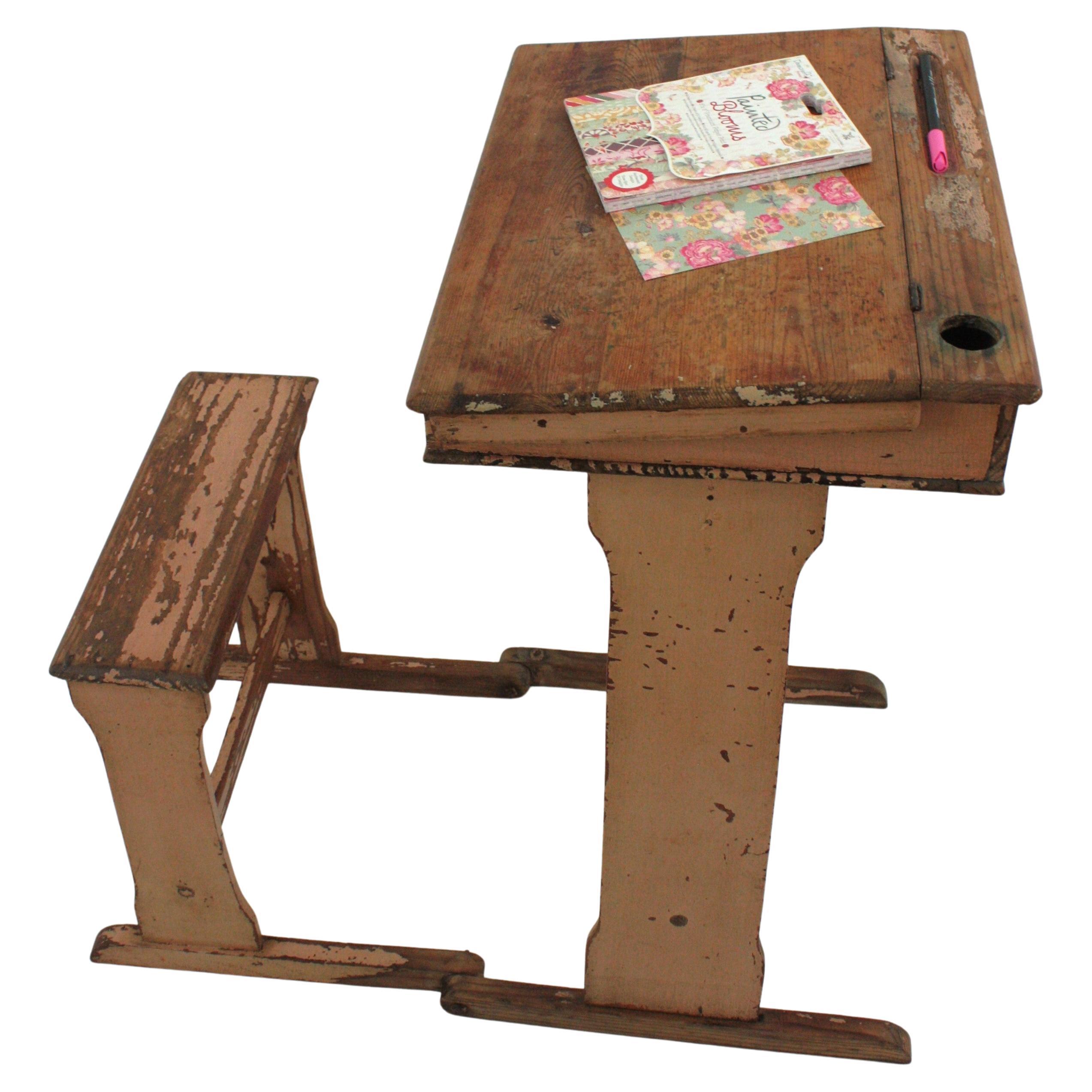 Espagnol Bureau d'écolier ancien avec siège pliant en patine rose douce en vente