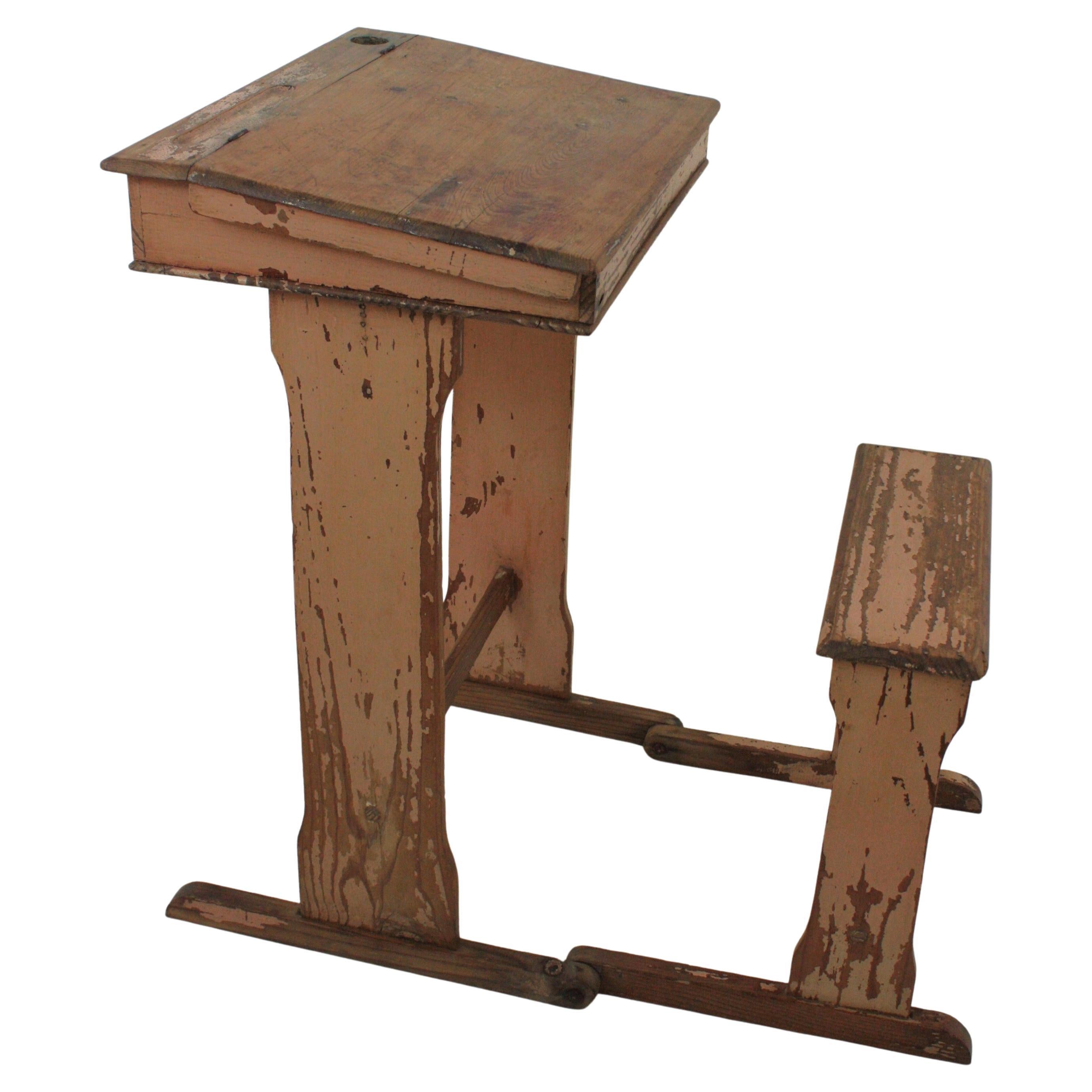 Fait main Bureau d'écolier ancien avec siège pliant en patine rose douce en vente