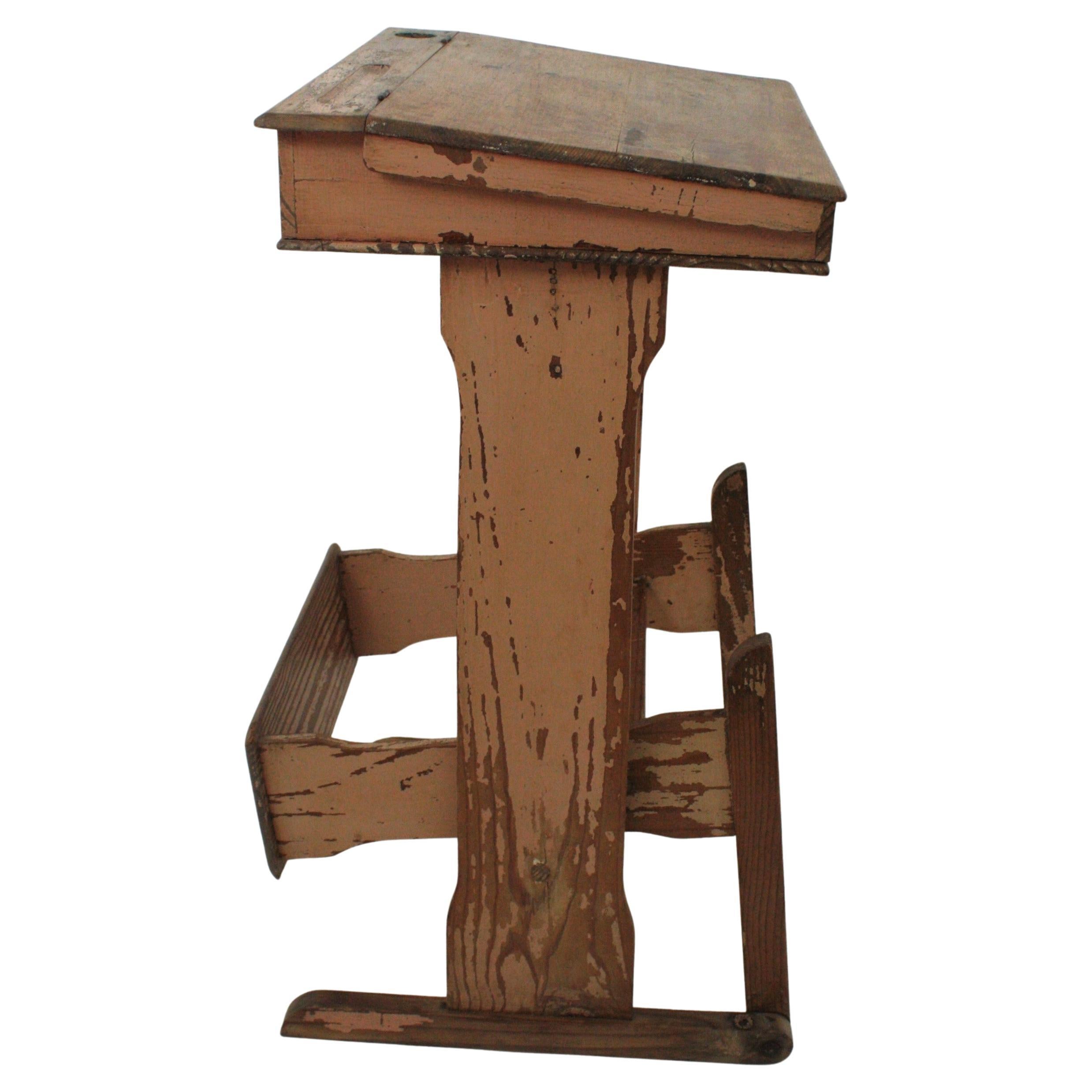 Bureau d'écolier ancien avec siège pliant en patine rose douce Bon état - En vente à Barcelona, ES