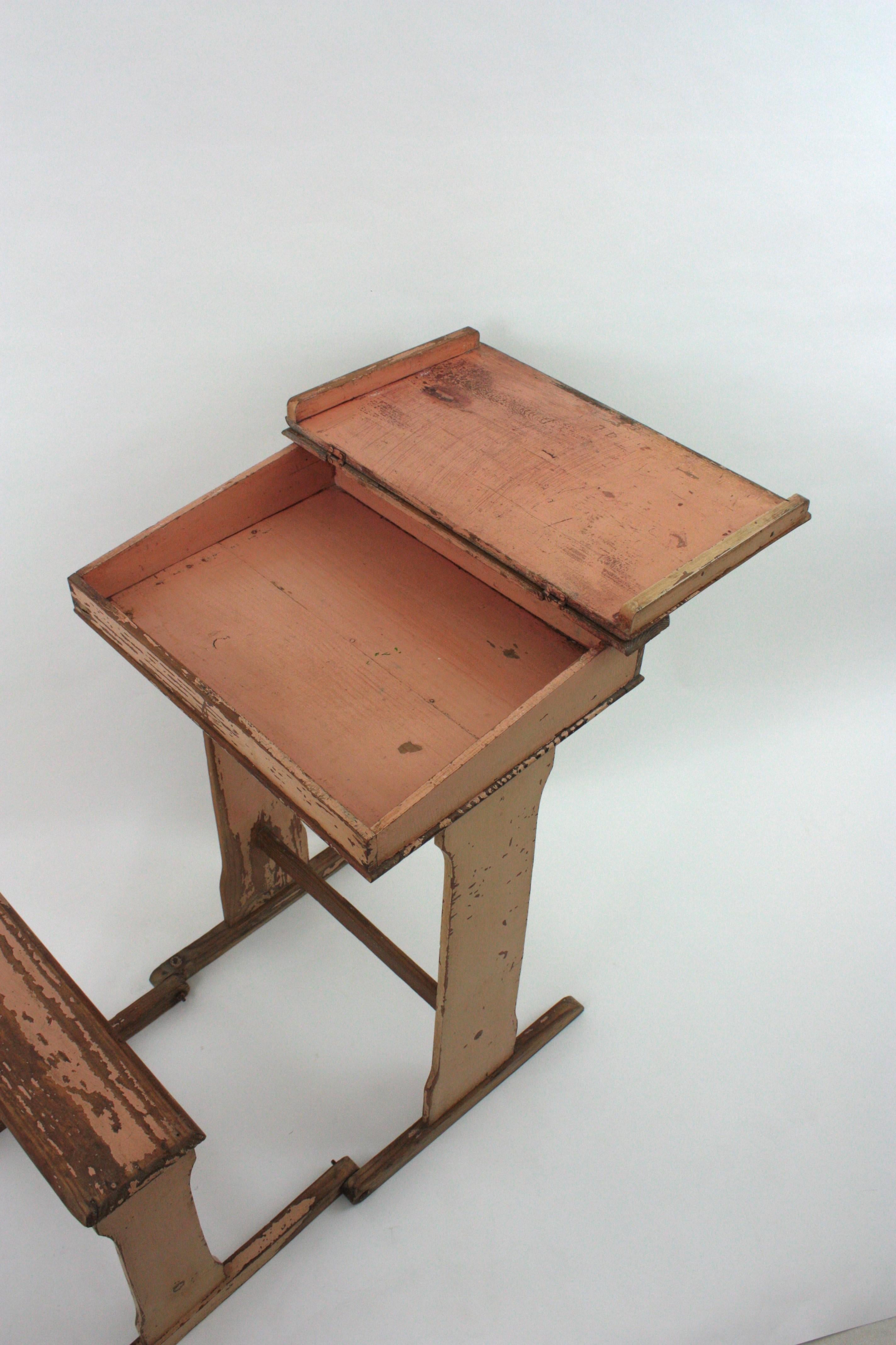 20ième siècle Bureau d'écolier ancien avec siège pliant en patine rose douce en vente