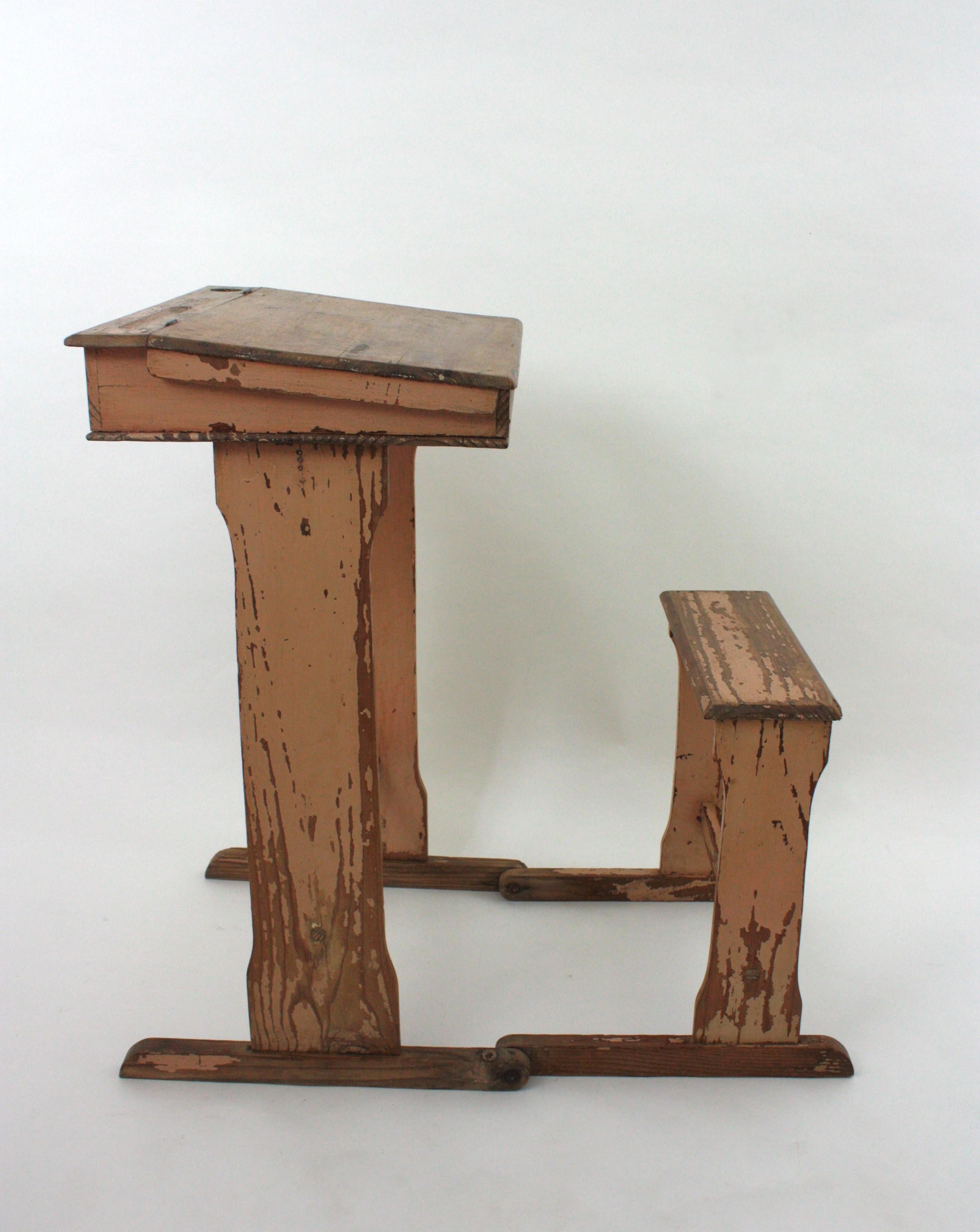 Bois Bureau d'écolier ancien avec siège pliant en patine rose douce en vente