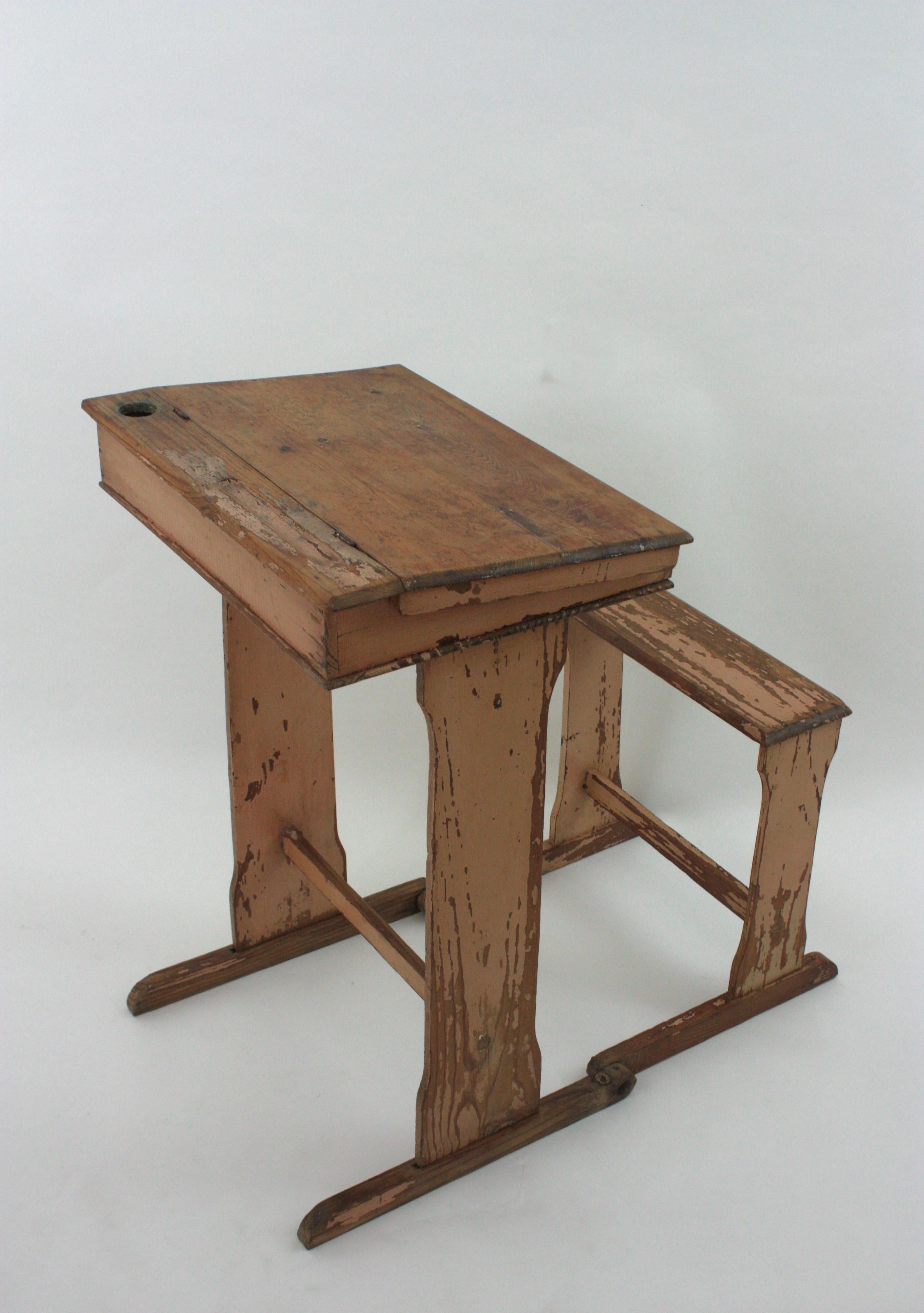Bureau d'écolier ancien avec siège pliant en patine rose douce en vente 1