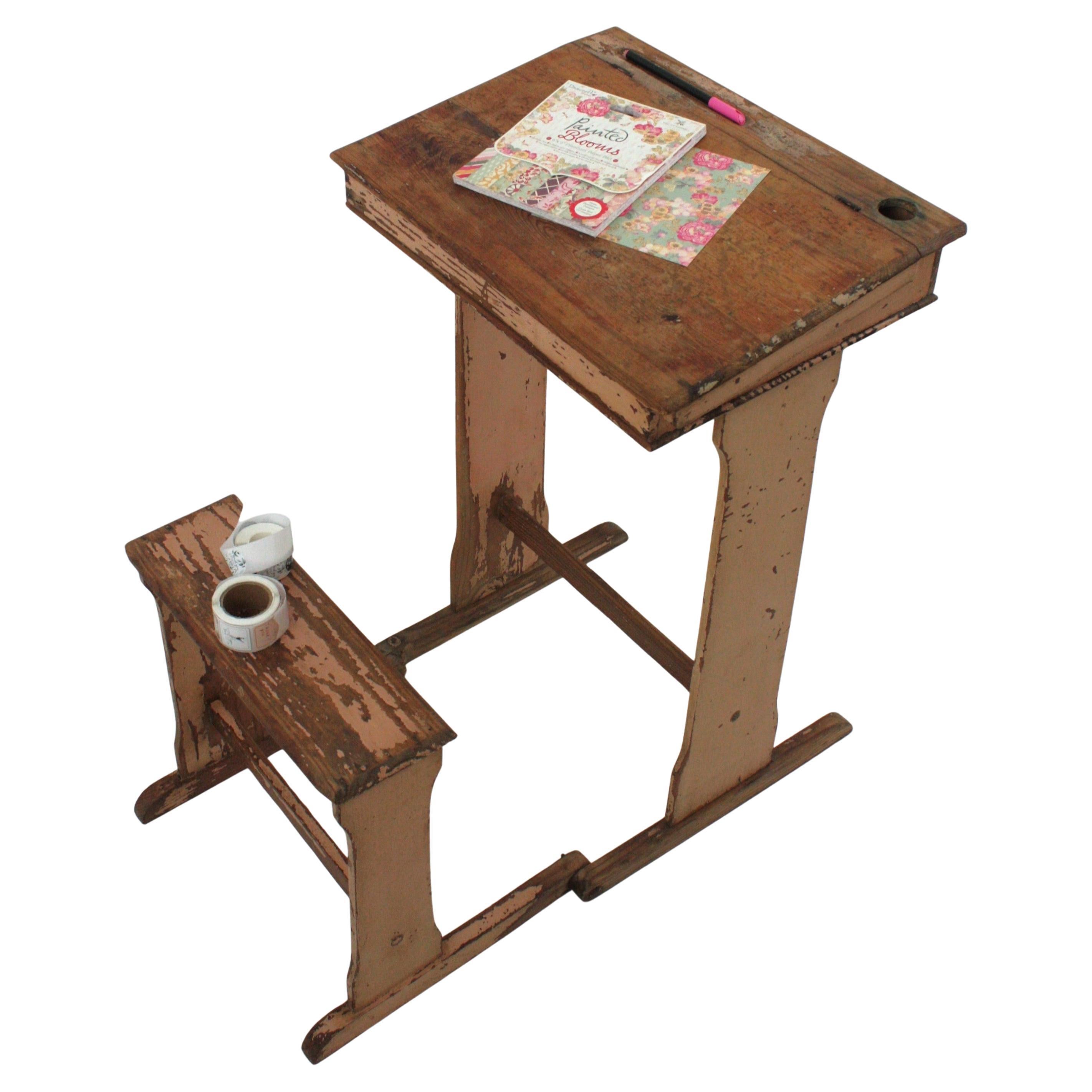 Bureau d
écolier ancien avec siège pliant en patine rose douce en vente