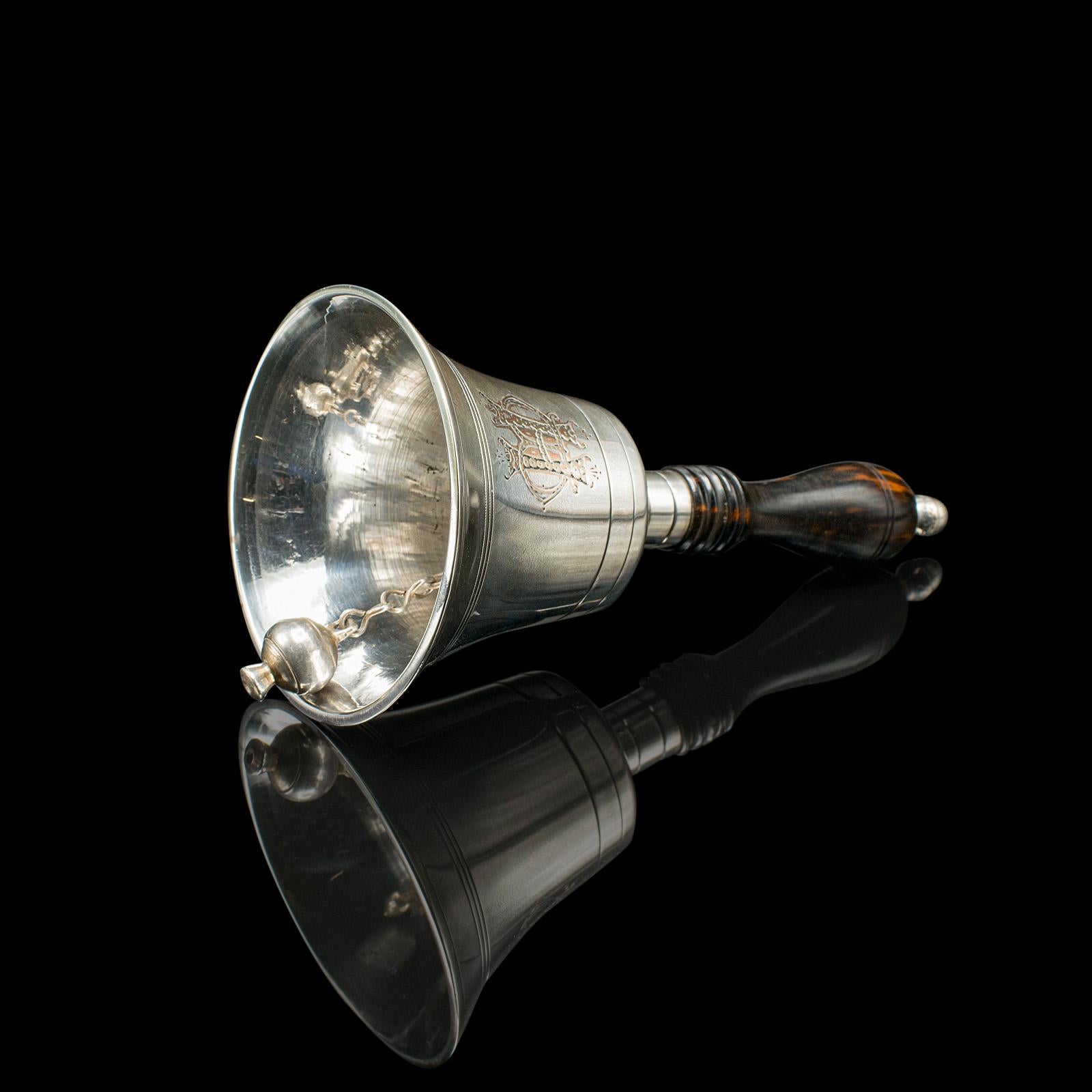 Il s'agit d'une cloche d'écolier ancienne, une cloche à main anglaise plaquée argent avec une poignée en coromandel tournée, datant de la fin de la période victorienne, vers 1900. Bel exemple de l'artisanat victorien, cette cloche offre à la fois un