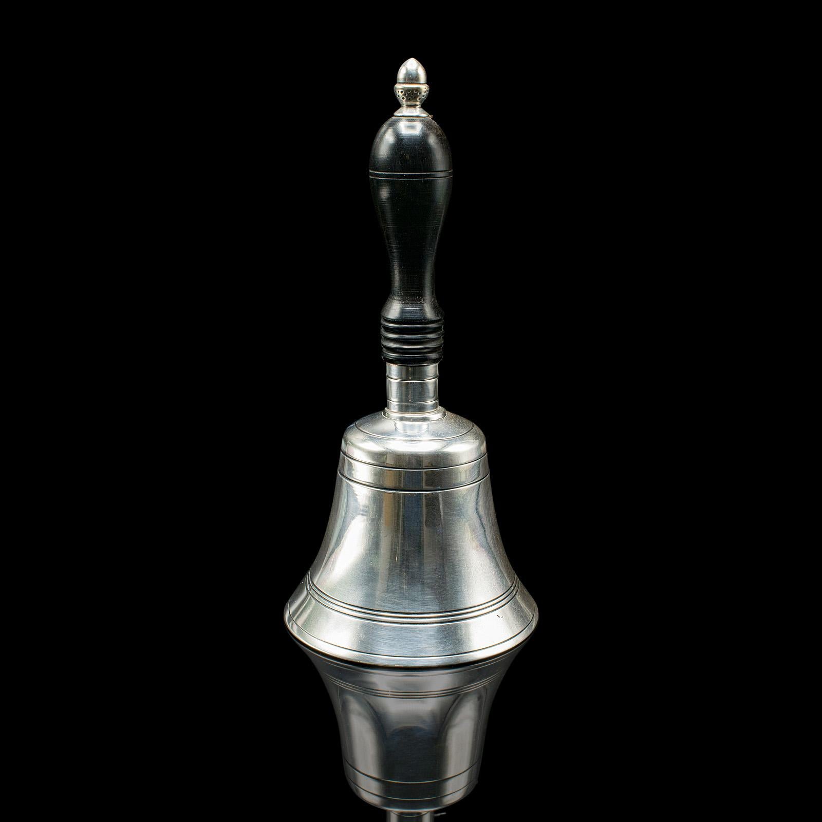 20ième siècle Cloche d'écolier ancienne, anglaise, en métal argenté, poignée Coromandel, victorienne en vente