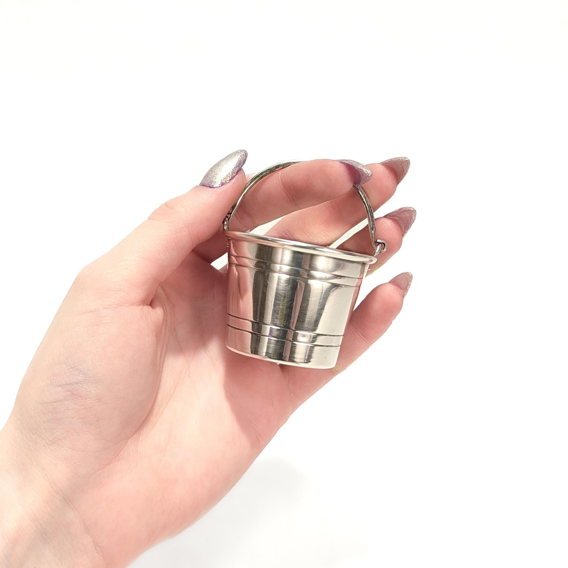 Un raffinato secchio in miniatura d'argento firmato.

Da Schroth. 

In argento sterling.

A forma di secchio.

Probabilmente era un oggetto da bar per contenere stuzzicadenti o Oliver.

Completamente marcato alla base.

Scroth è noto per il suo