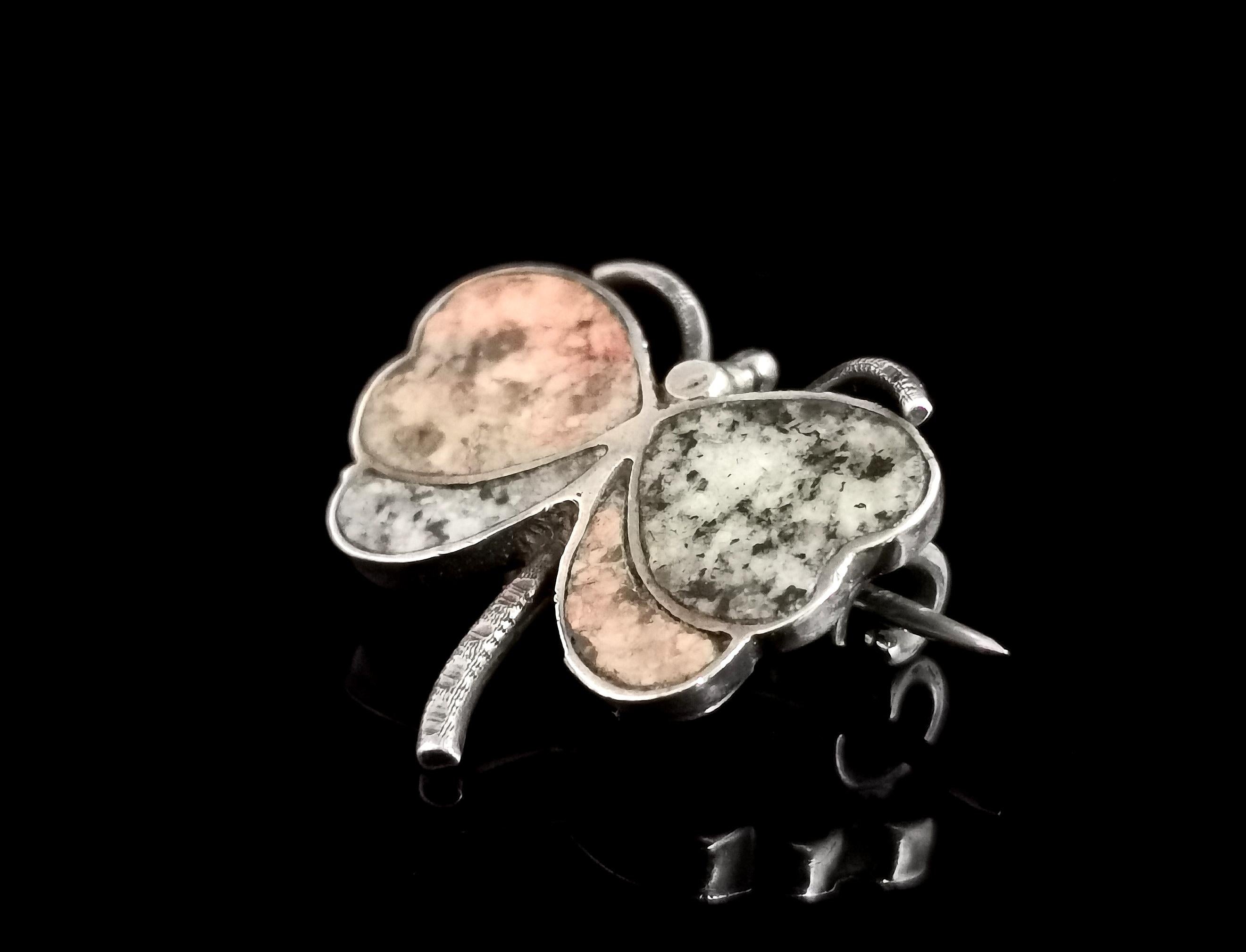 Antike Schmetterlingsbrosche aus schottischem Achat und Silber (Ungeschliffen)