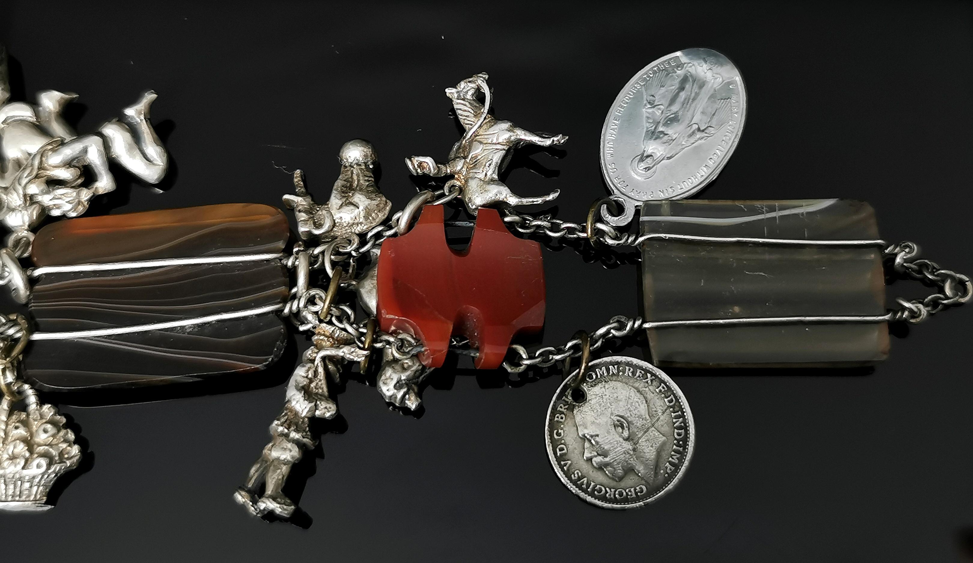 Antikes schottisches Charm-Armband aus Achat und Silber im Angebot 2