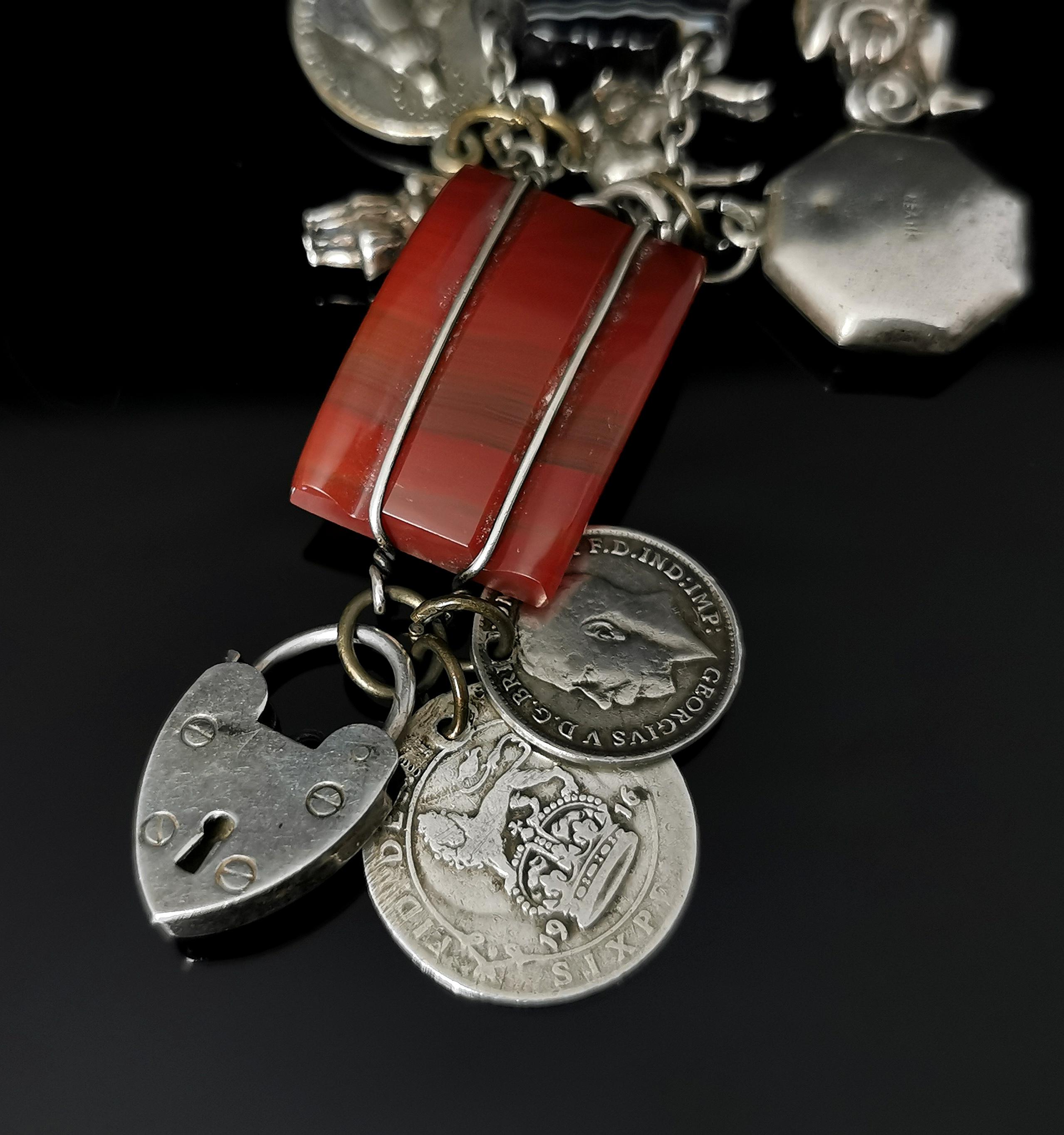 Antikes schottisches Charm-Armband aus Achat und Silber im Angebot 3