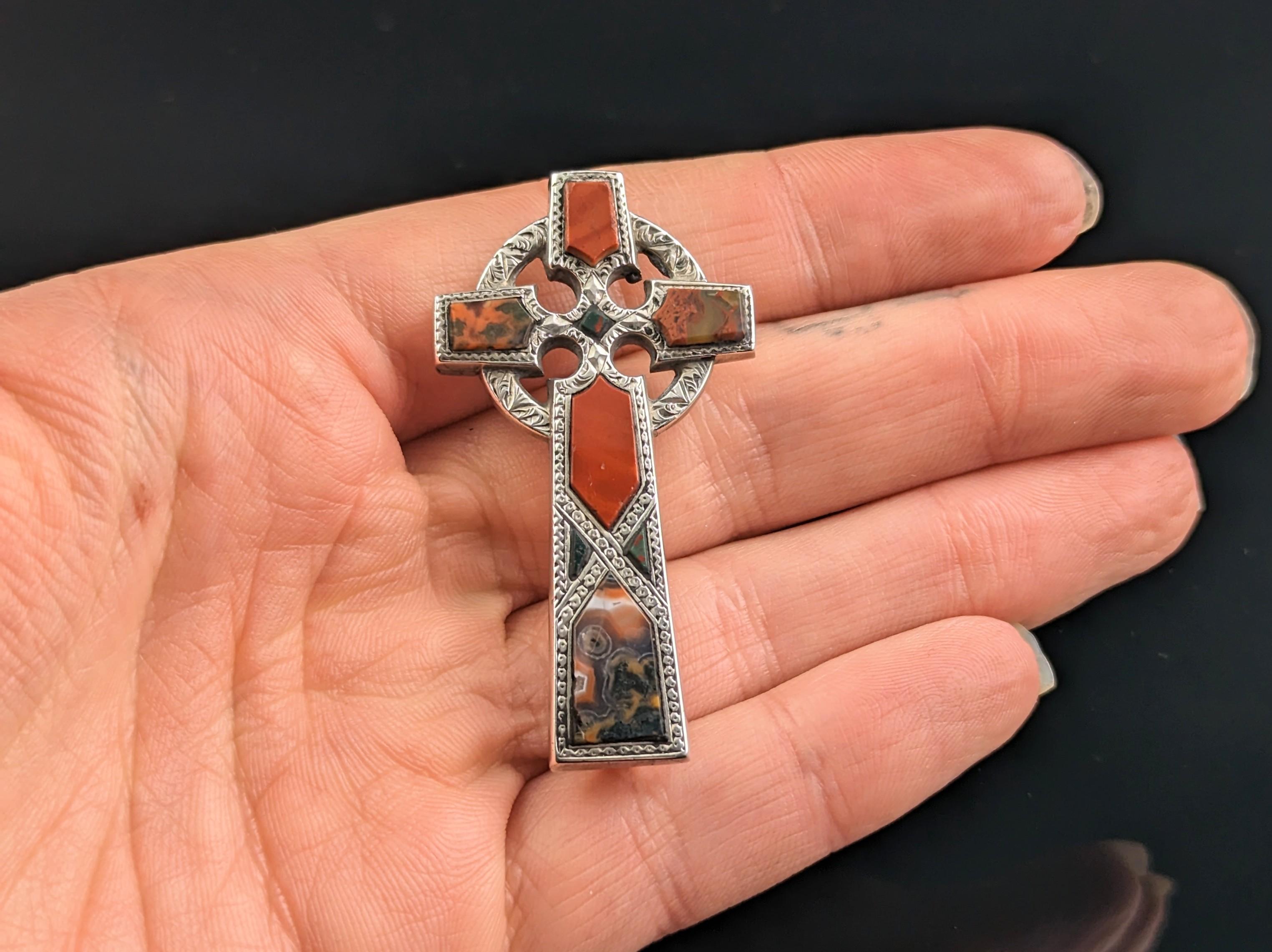 Antique Scottish Agate Celtic cross brooch, Sterling silver  In Good Condition In NEWARK, GB