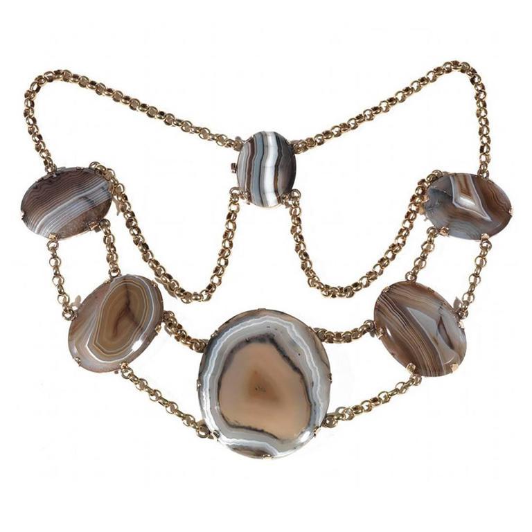 Antique Necklace 18kt Gold and Agate. Made in Scotland circa 1820-60's.

Measurements: Length 17.12 inches;

Size of largest central stone is 1.92 inch (48mm) long x 1.6 inch (40mm) wide.