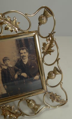 Antiker schottischer Fotorahmen aus Messing:: Disteln:: um 1890