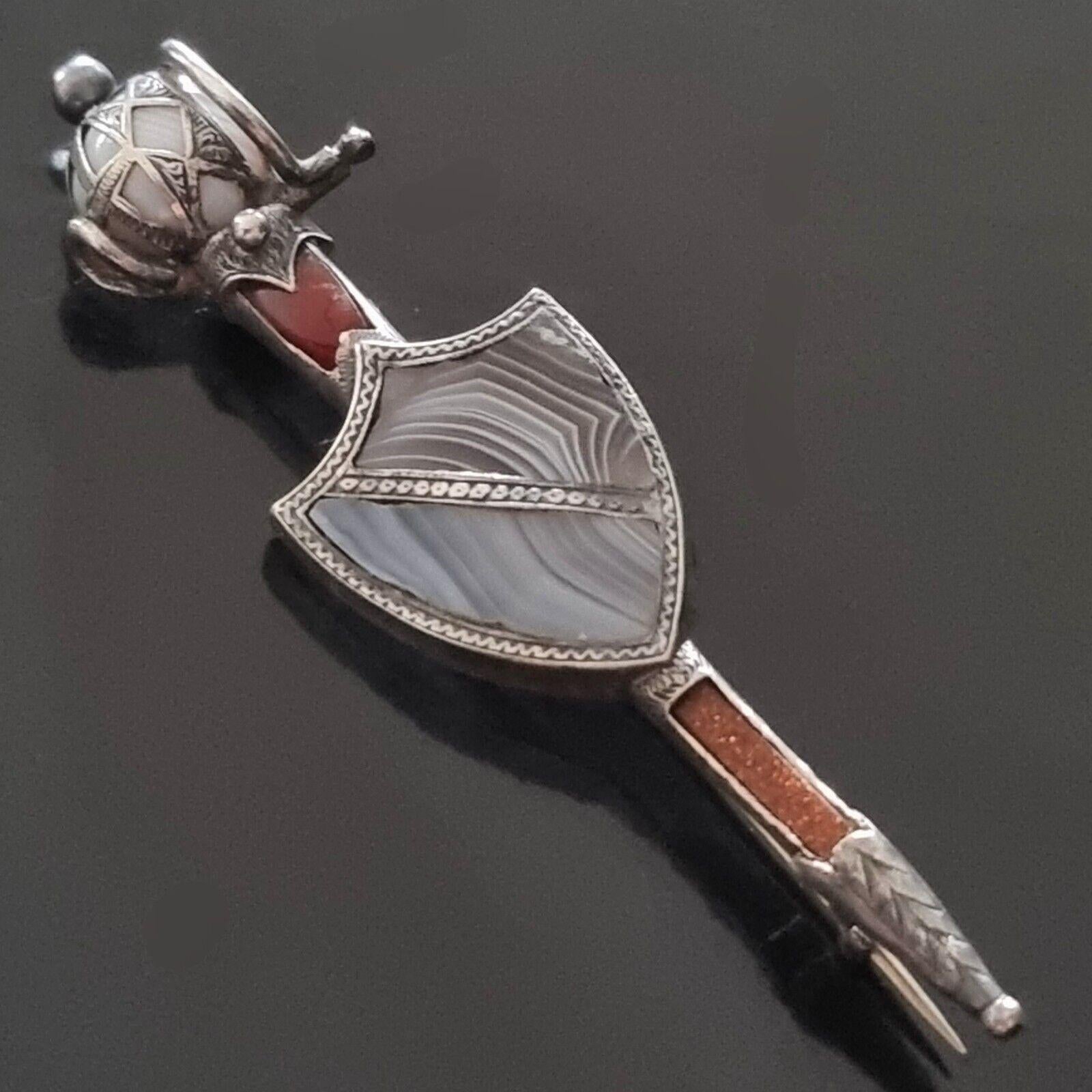 Ancienne BROCHE D'ÉPÉE et de BOUCLIER écossaise en argent,
Broche écossaise victorienne en argent,
Pierres naturelles du 19e siècle,
pièce de collection, rare,
les marques du fabricant de l'époque,
dimensions 8 x 2 cm, poids 9,9 g,
exemple : objet