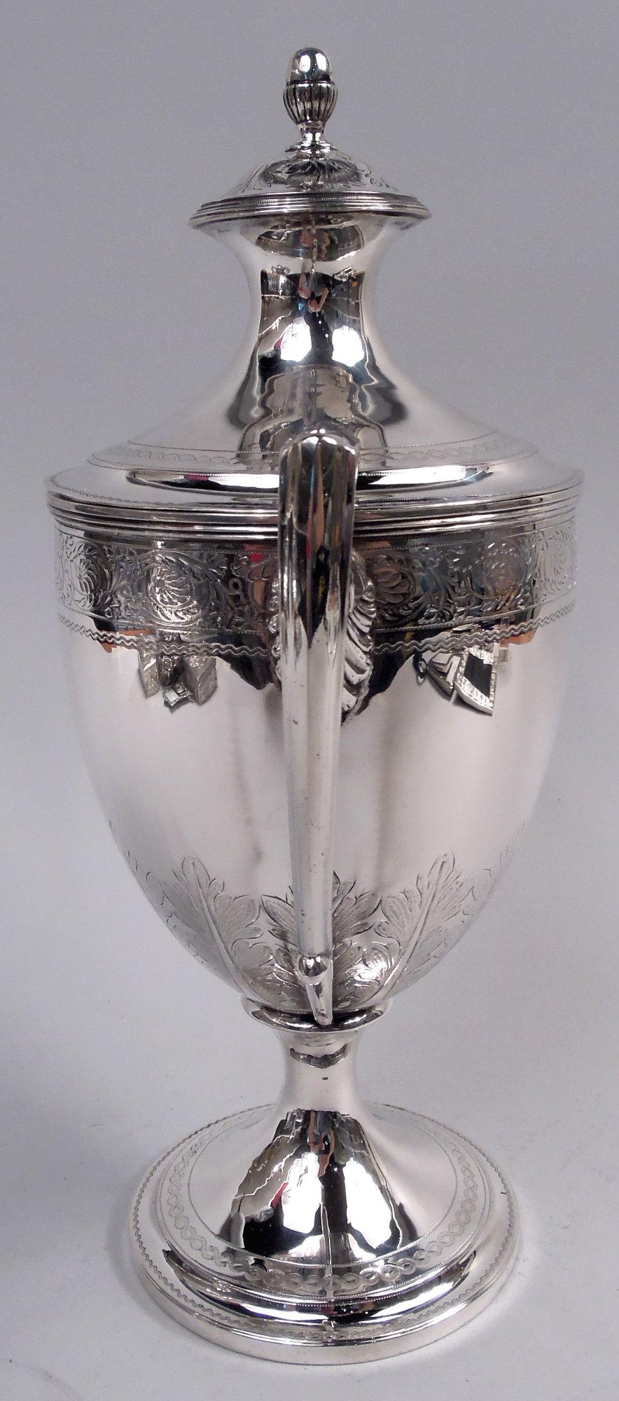 Urna con tapa de plata de ley Jorge III. Fabricado por George Fenwick en Edimburgo en 1808. Cuenco ovoide sobre pie elevado; asas de ménsula con volutas montadas sobre hojas. Tapa de doble cúpula con remate de bellota. Rinceaux cincelados y bandas