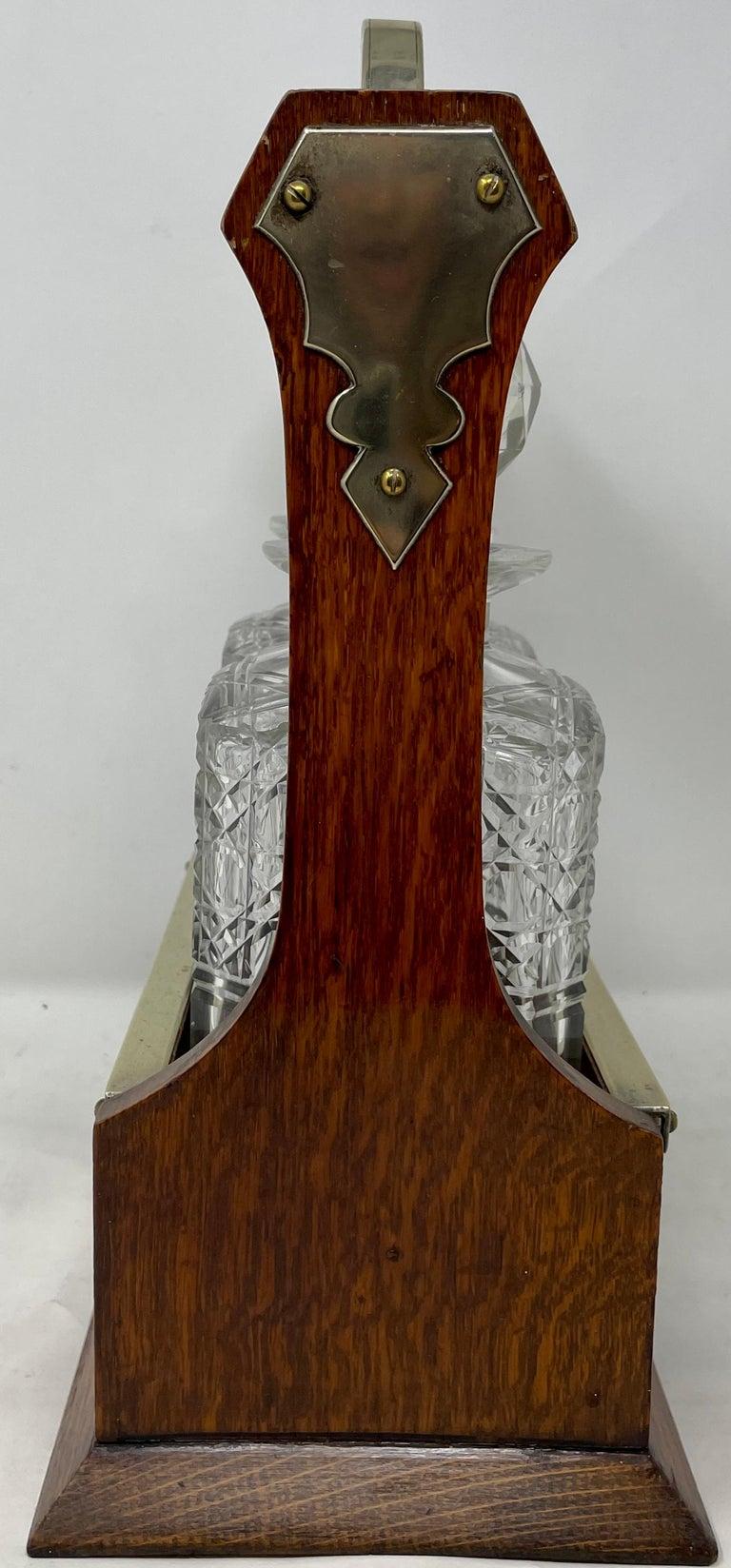 Antike zweiflasche Tantalus aus schottischem goldenem Eichenholz und geschliffenem Kristall, um 1890-1900 (Schottisch) im Angebot