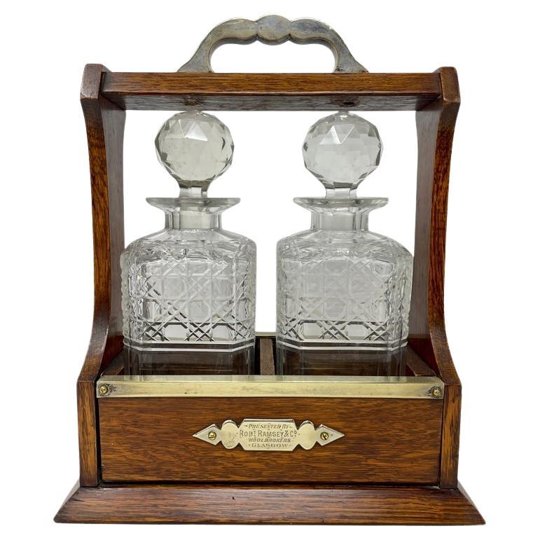 Antike zweiflasche Tantalus aus schottischem goldenem Eichenholz und geschliffenem Kristall, um 1890-1900