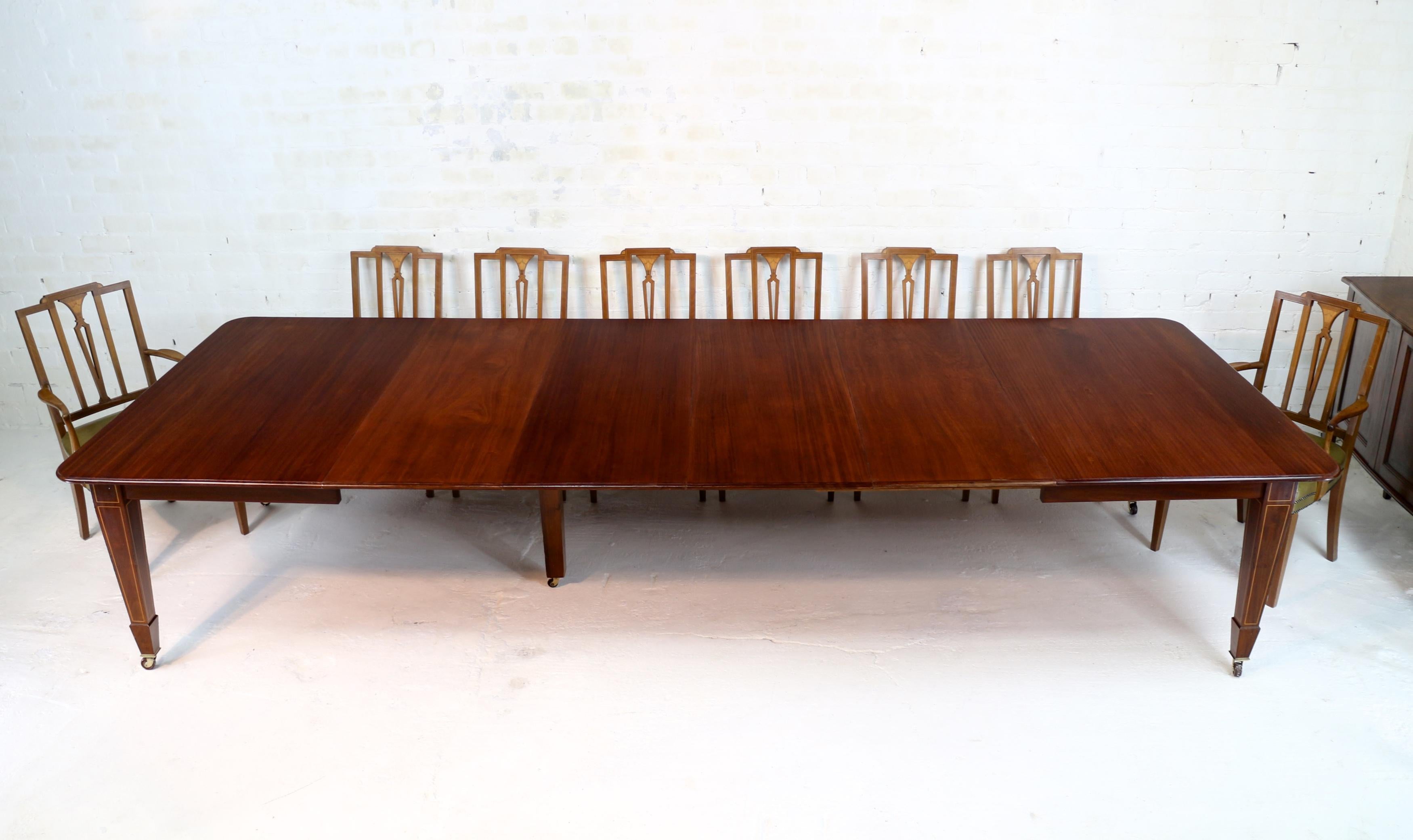 Antique Scottish Mahogany Extending Dining Table with Four Leaves & Leaf Holder In Good Condition In Glasgow, GB
