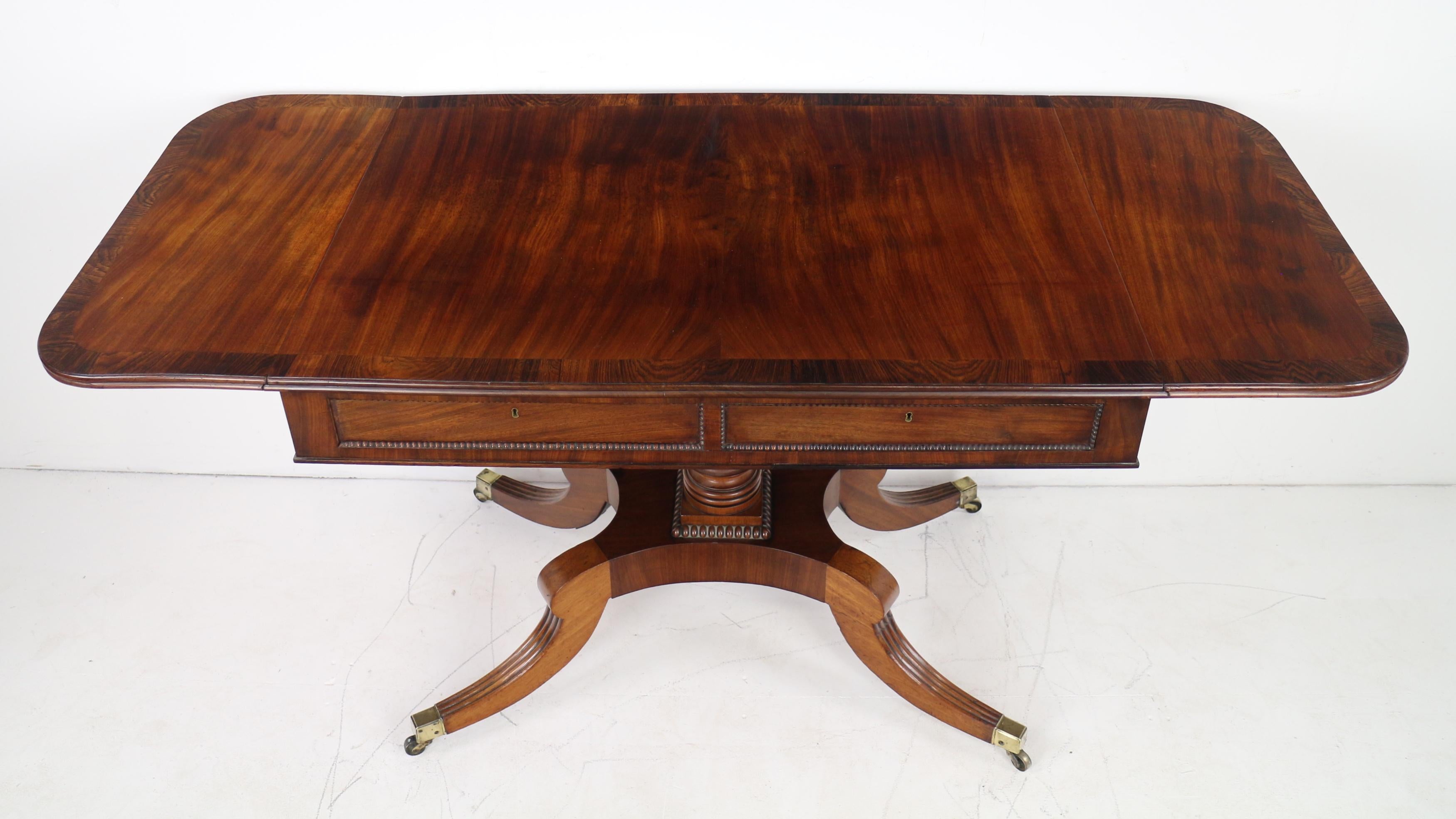 Ancienne table de canapé écossaise à bandes croisées en acajou et bois de rose en vente 3