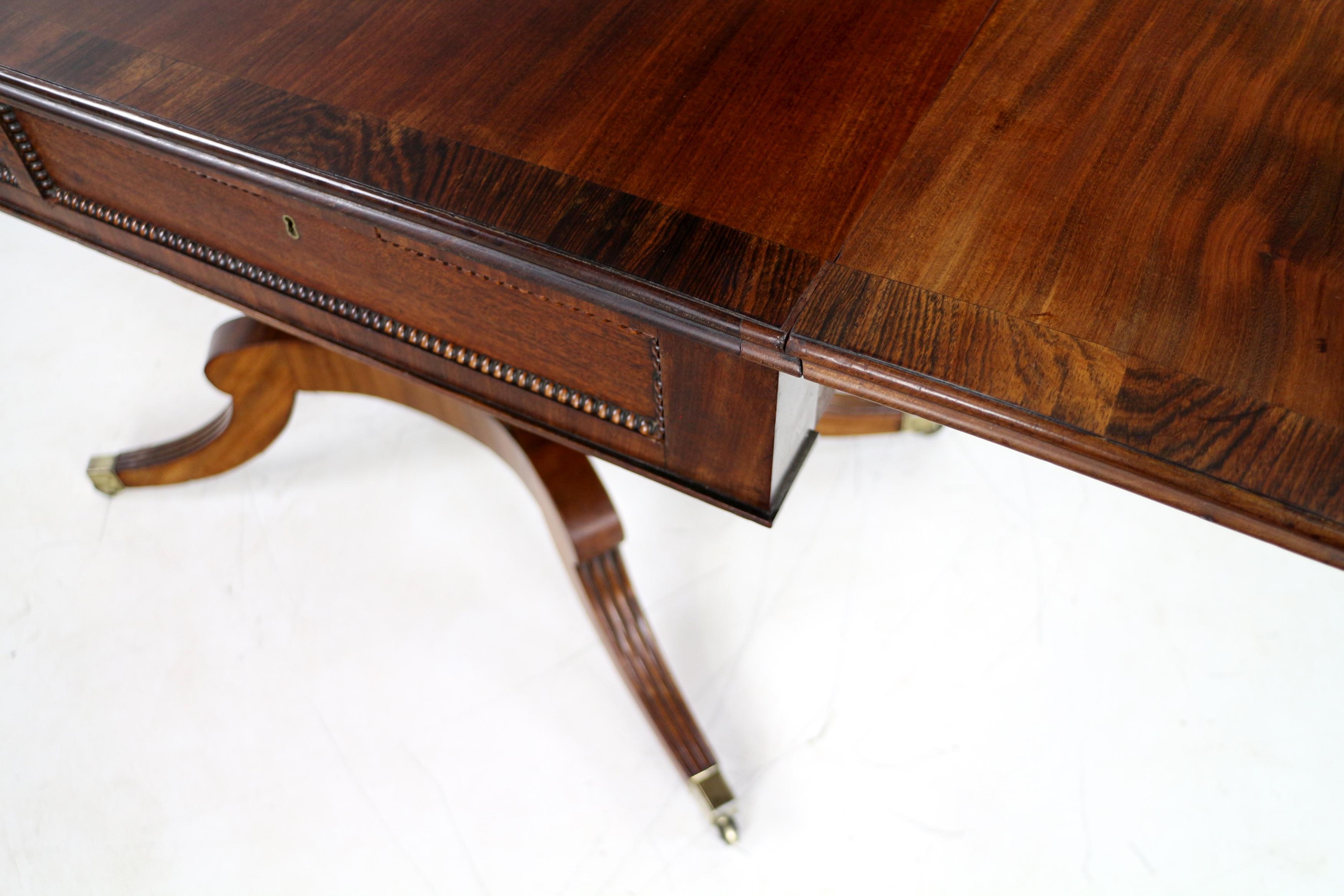 Ancienne table de canapé écossaise à bandes croisées en acajou et bois de rose en vente 5