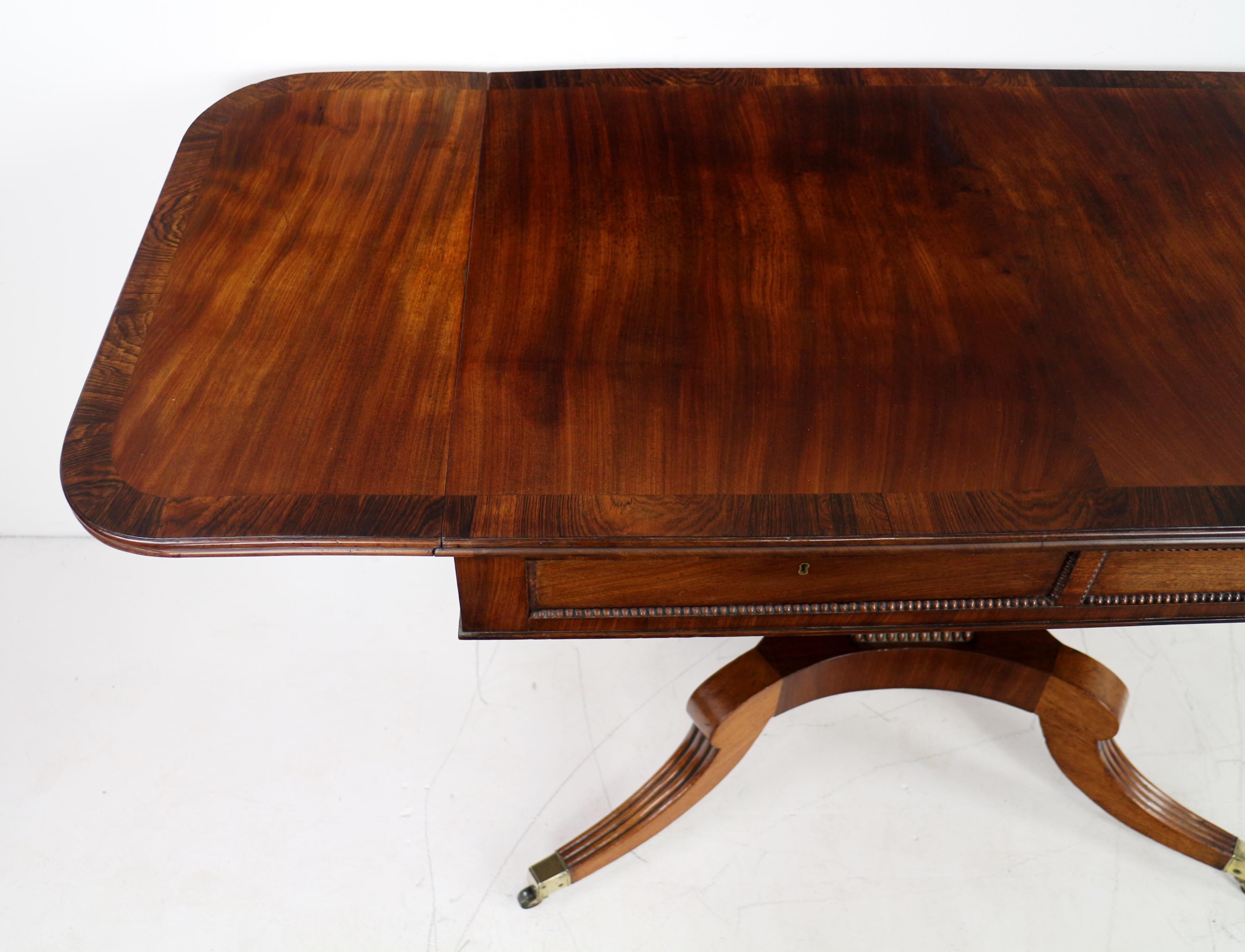 Ancienne table de canapé écossaise à bandes croisées en acajou et bois de rose en vente 7