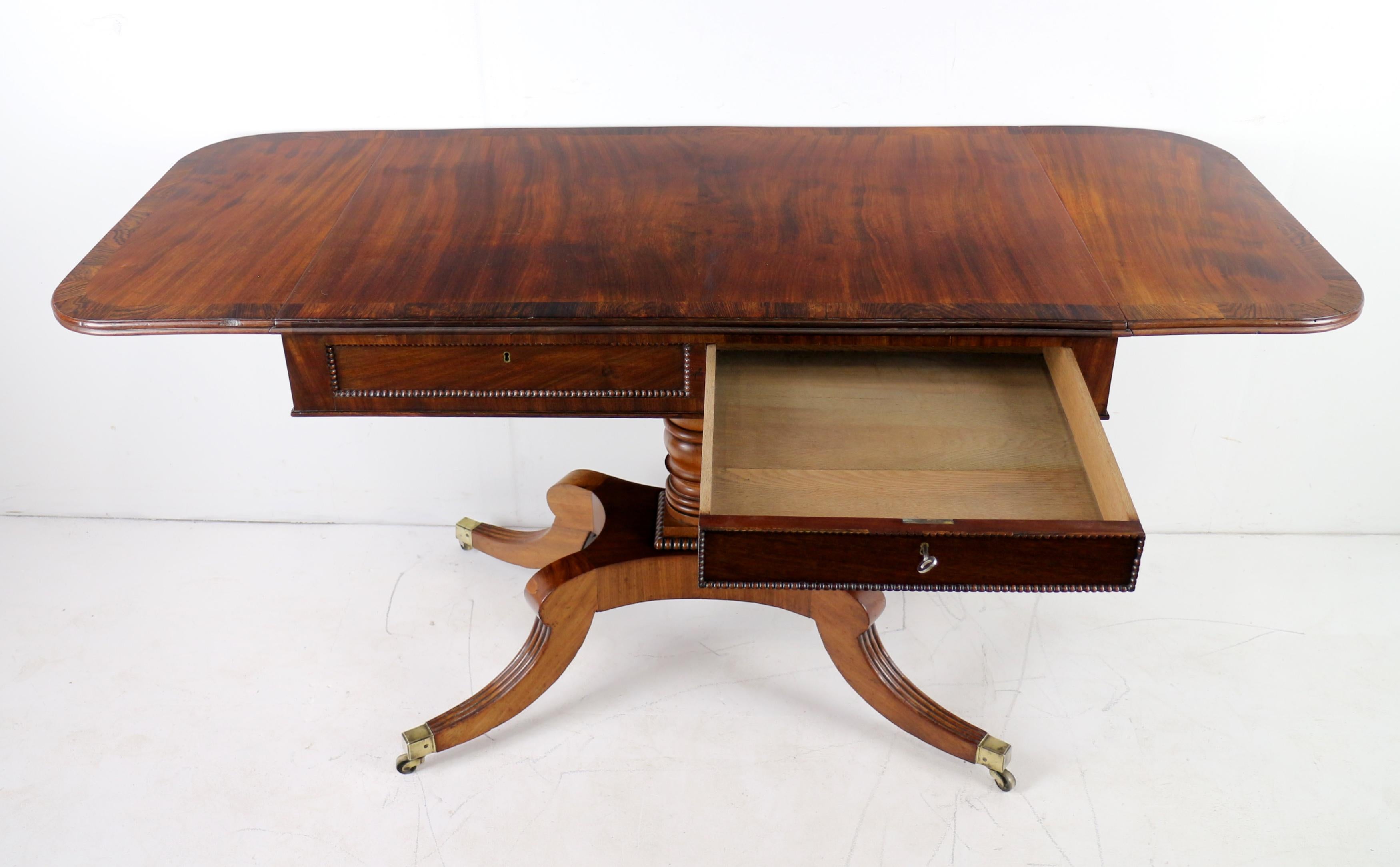 Ancienne table de canapé écossaise à bandes croisées en acajou et bois de rose en vente 10