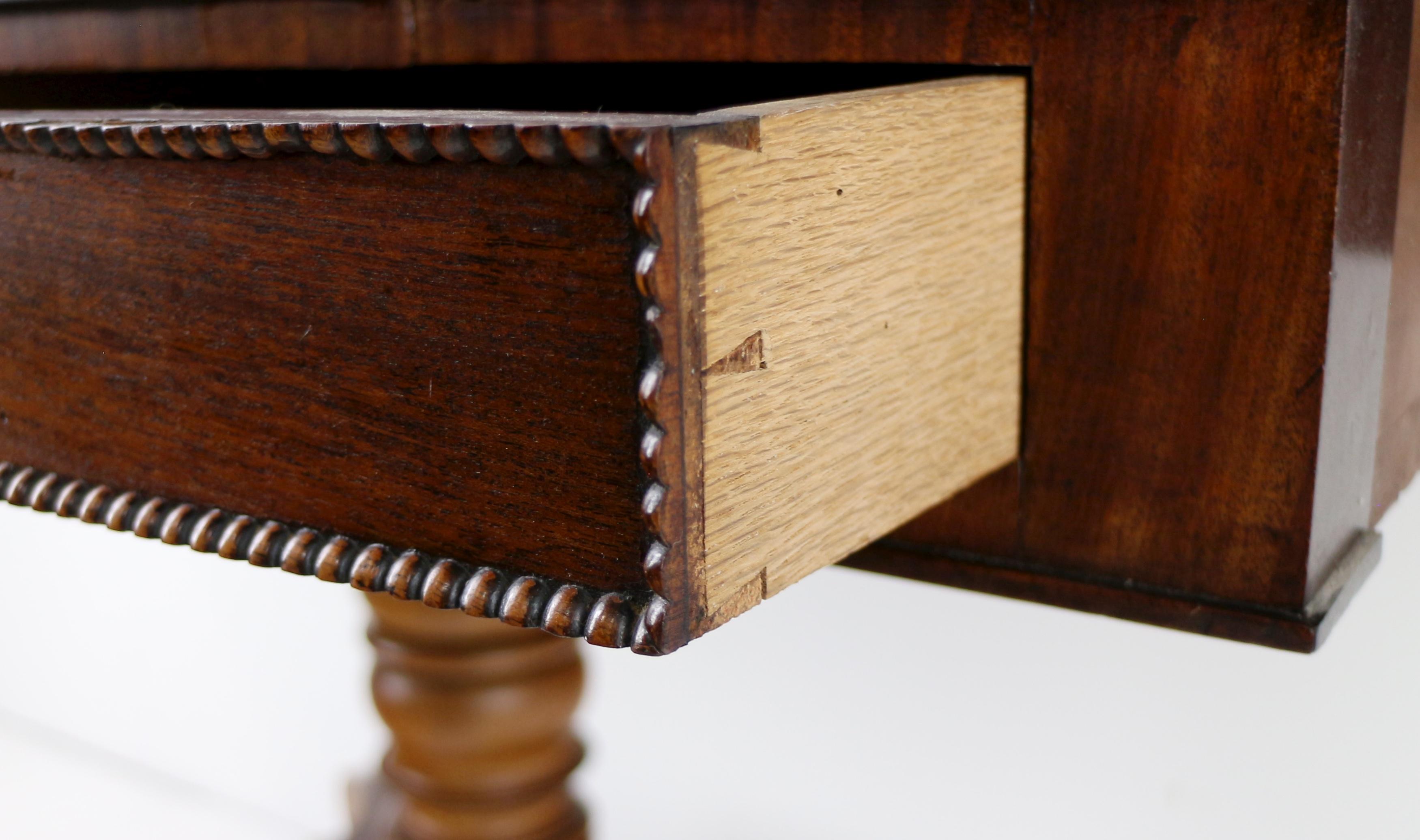 Ancienne table de canapé écossaise à bandes croisées en acajou et bois de rose en vente 11