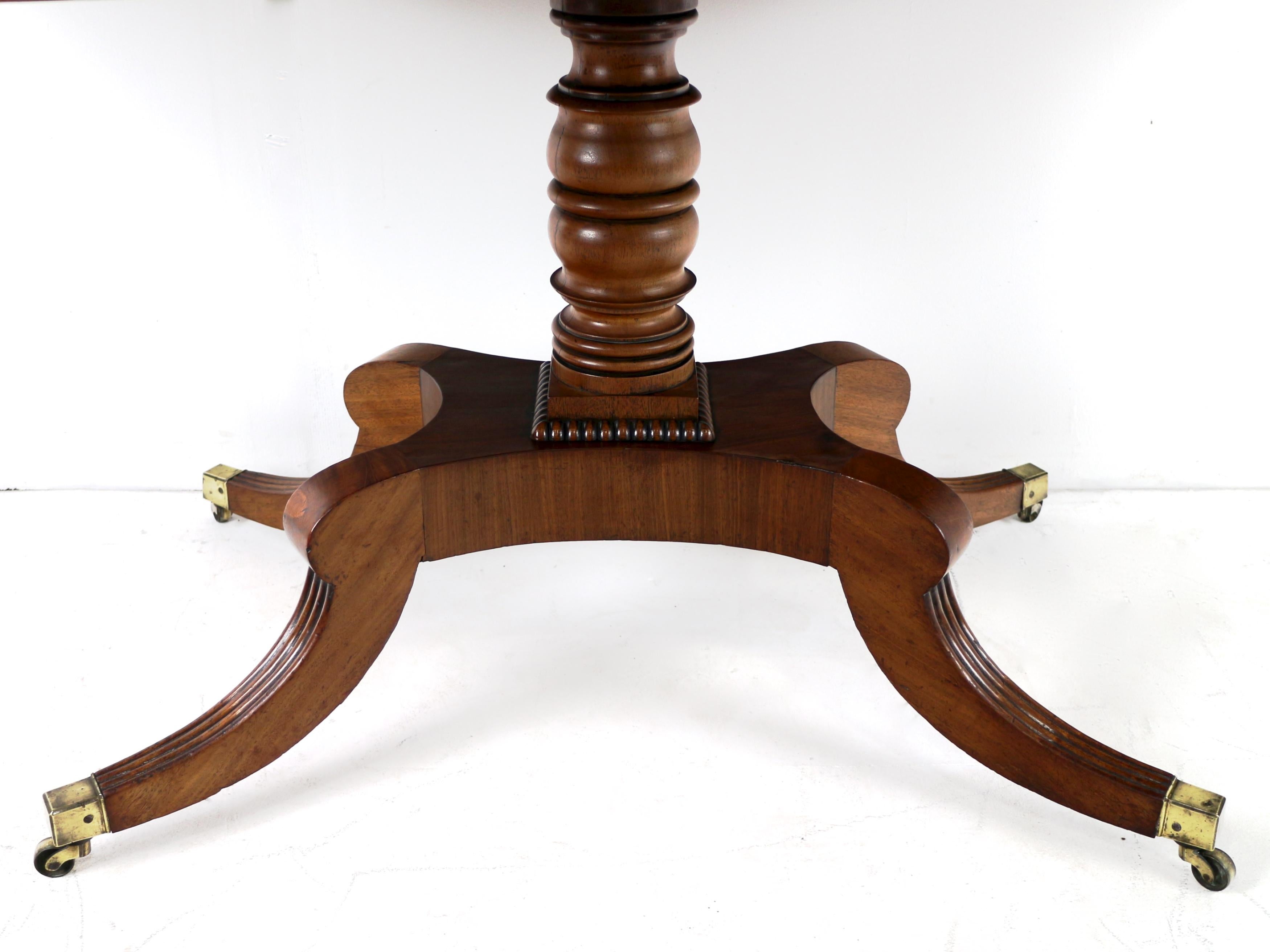 Ancienne table de canapé écossaise à bandes croisées en acajou et bois de rose en vente 12