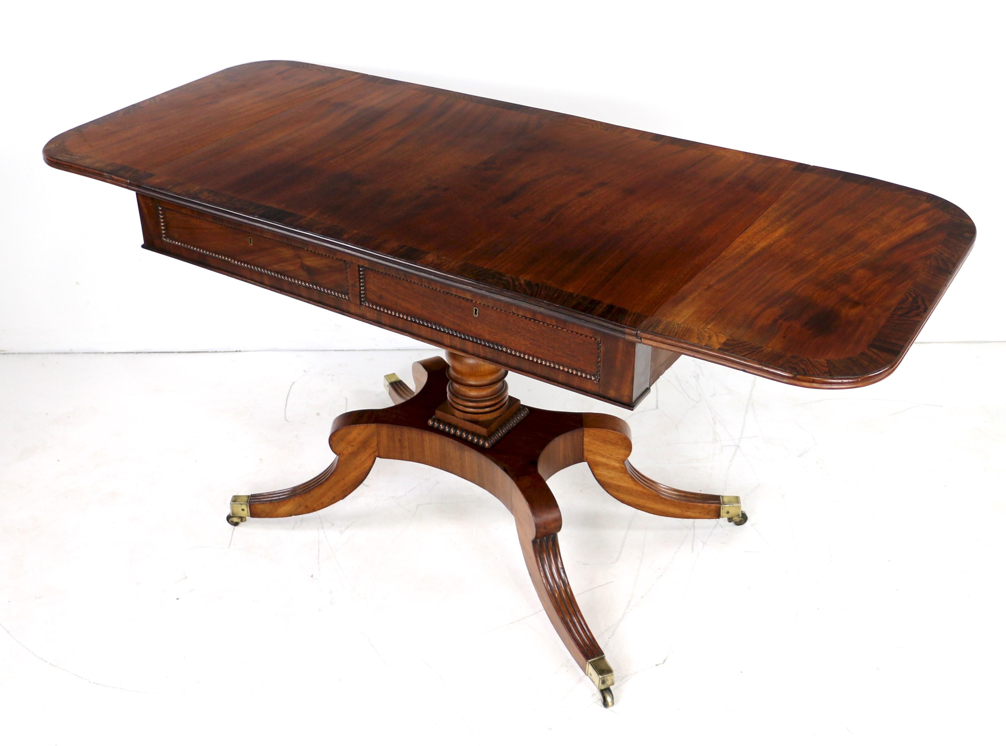 Table de canapé écossaise de style Régence attribuée à William Trotter d'Edimbourg.  Le plateau en acajou richement figuré avec un bord à bandeau croisé en bois de rose et des abattants en D, avec des perles typiques sur les panneaux des tiroirs en