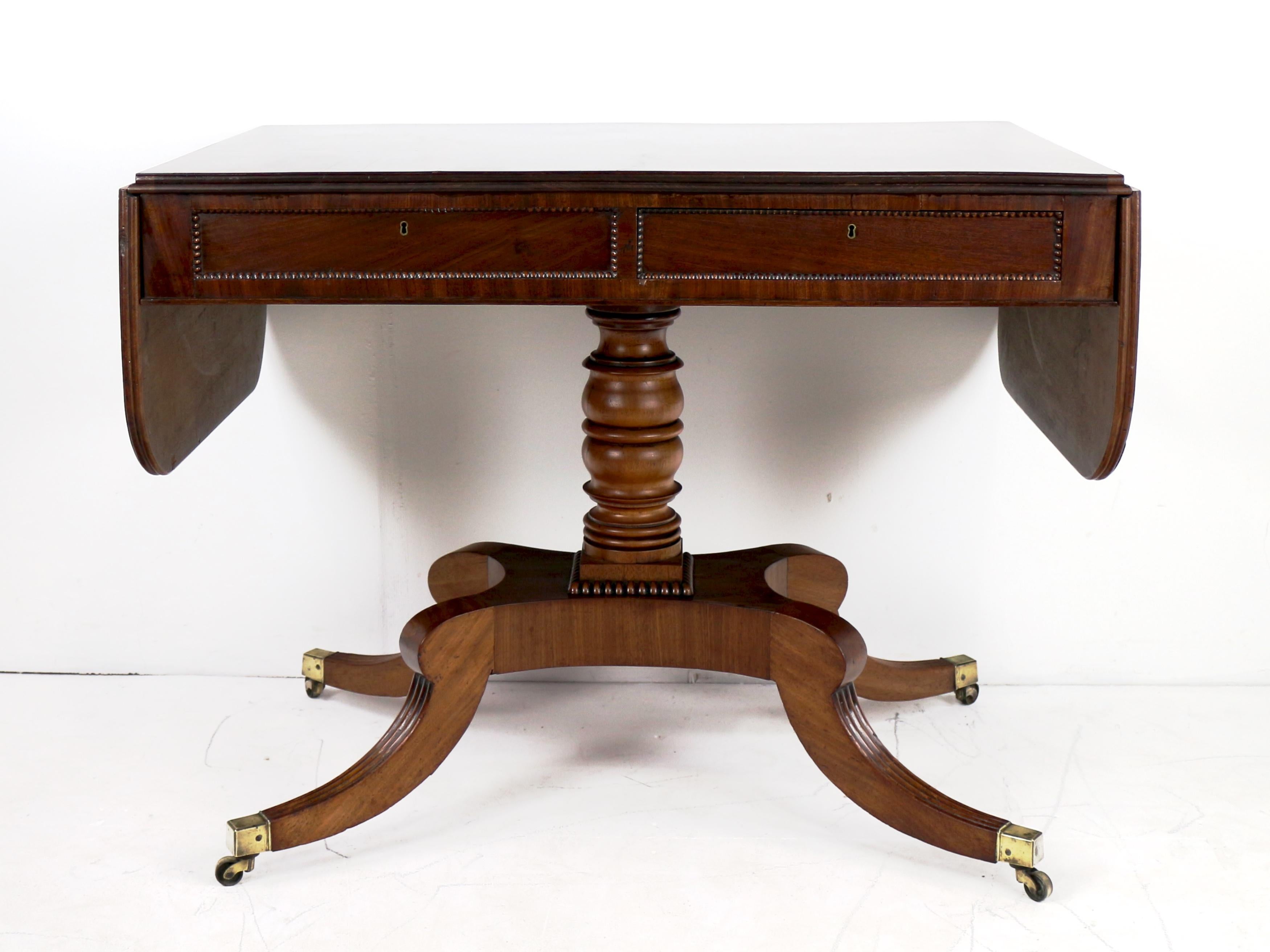 Écossais Ancienne table de canapé écossaise à bandes croisées en acajou et bois de rose en vente