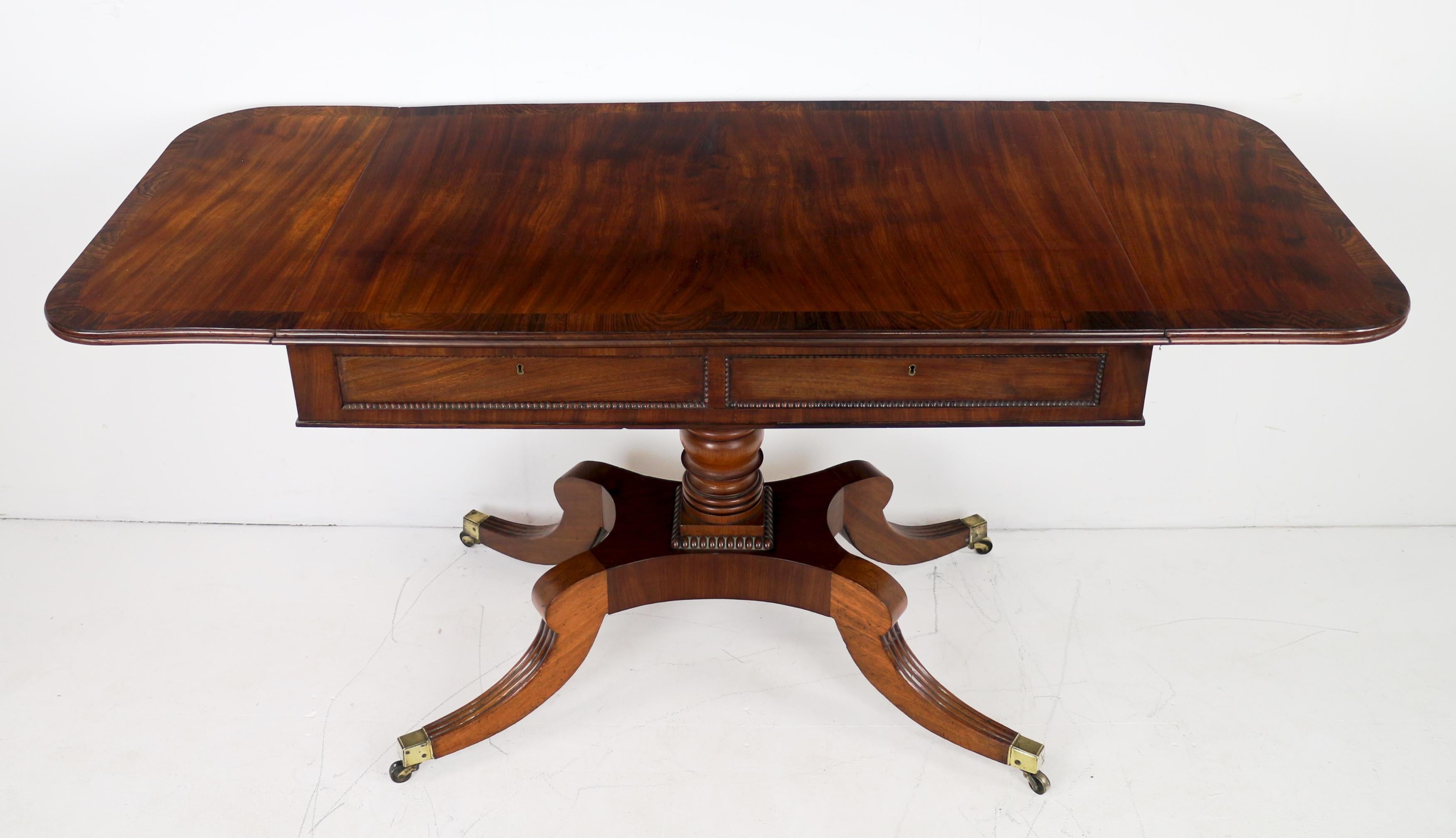 Laiton Ancienne table de canapé écossaise à bandes croisées en acajou et bois de rose en vente