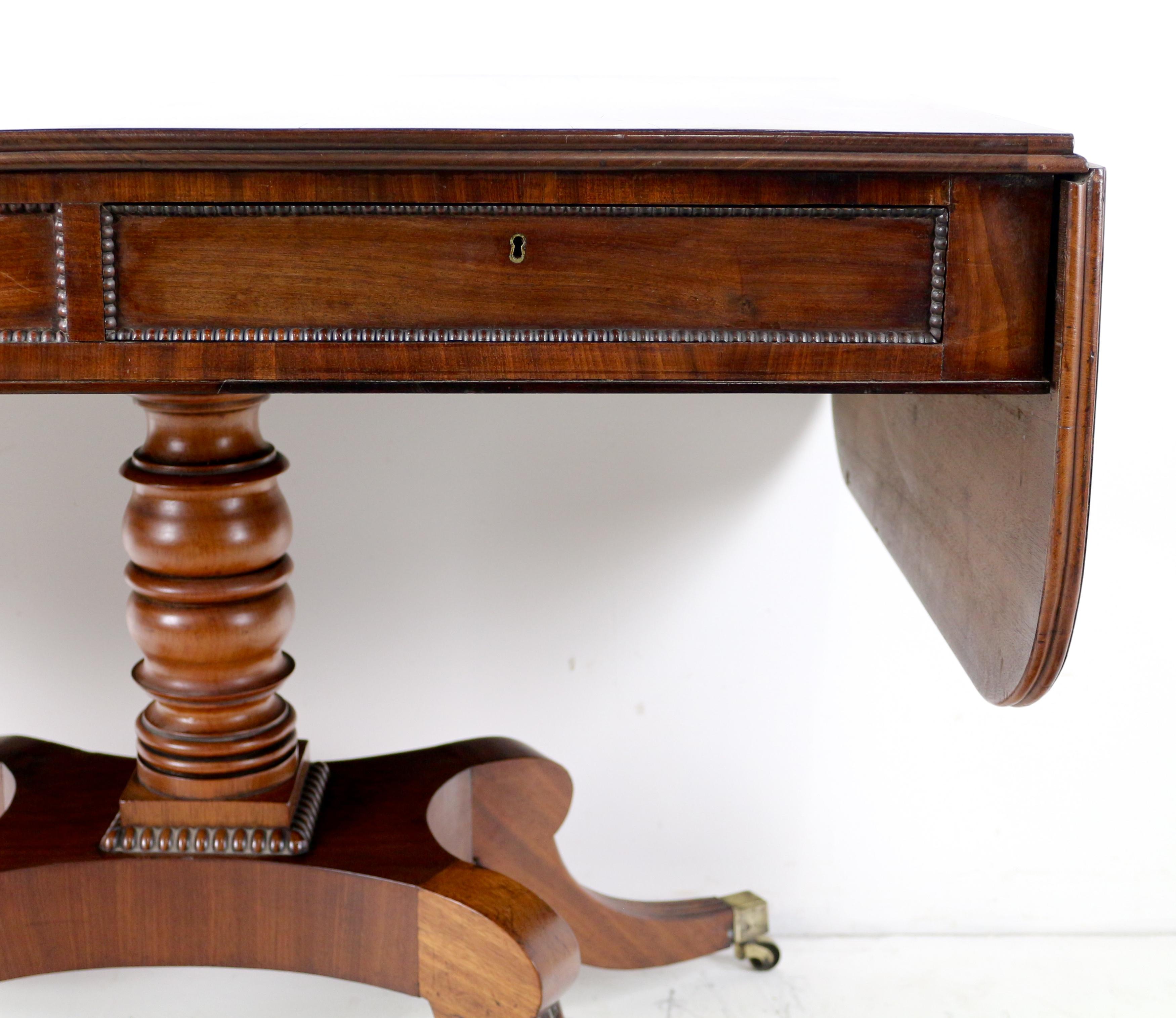 Ancienne table de canapé écossaise à bandes croisées en acajou et bois de rose en vente 2