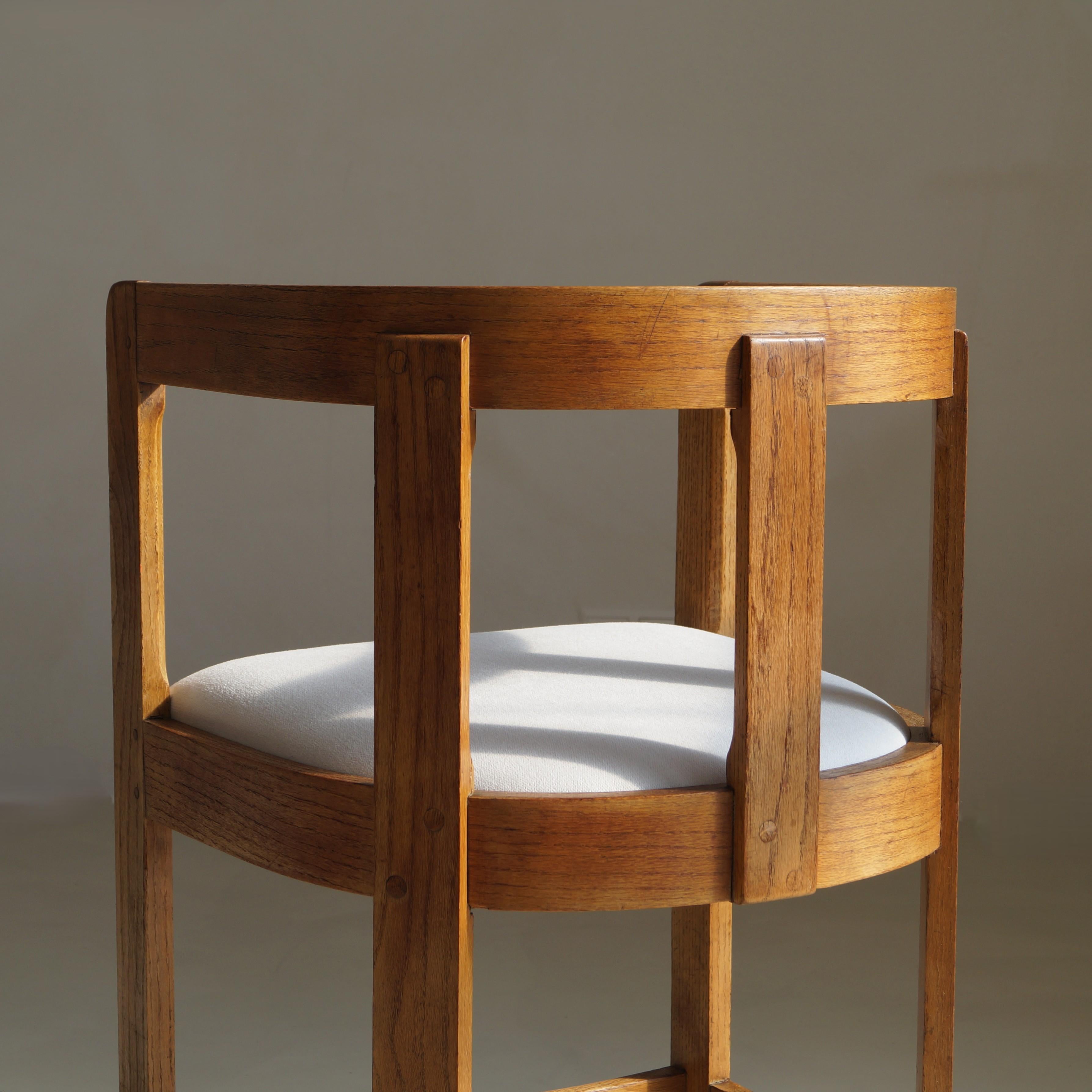 Sillón antiguo con respaldo de barril de roble escocés, c.1920 en venta 4