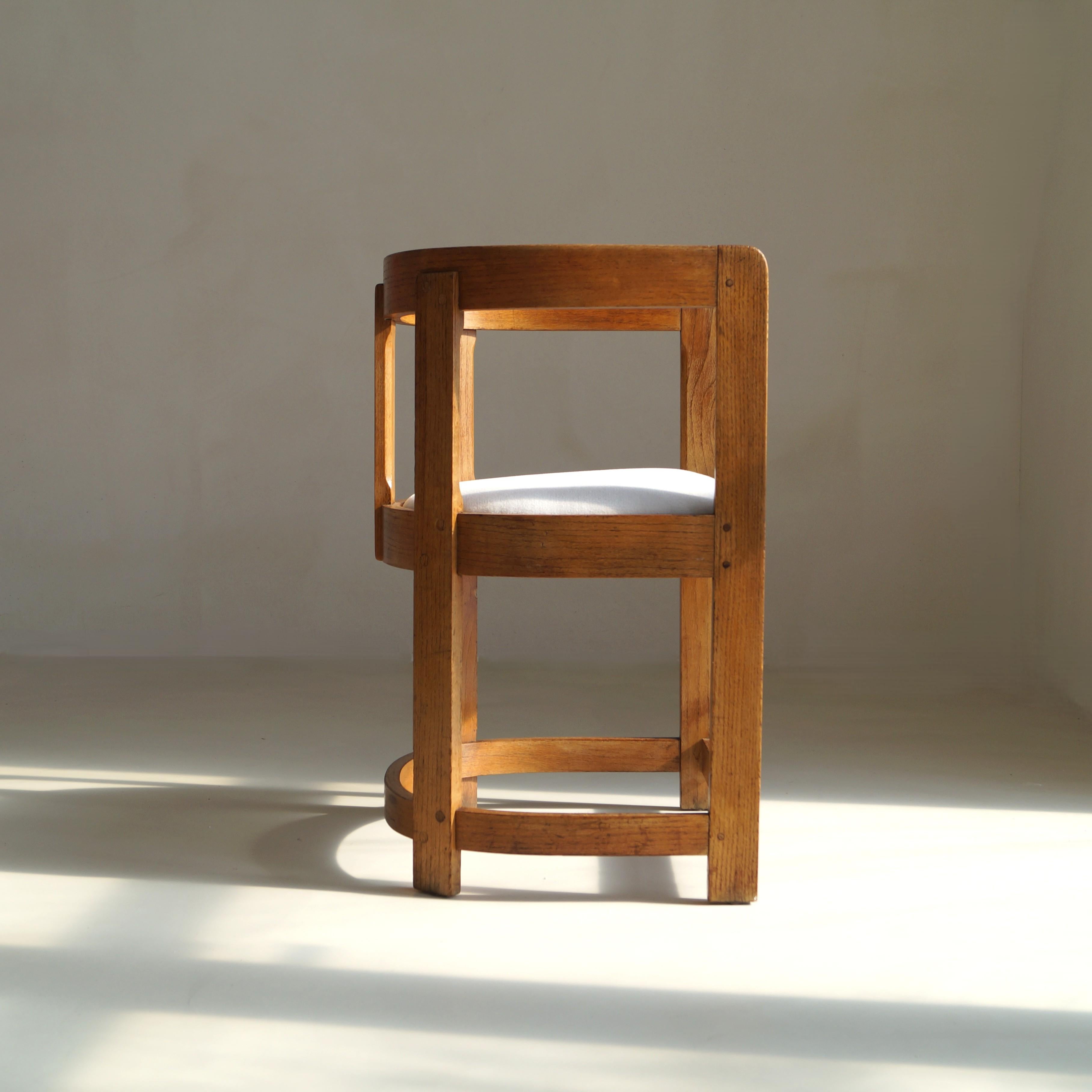 Sillón antiguo con respaldo de barril de roble escocés, c.1920 en venta 5