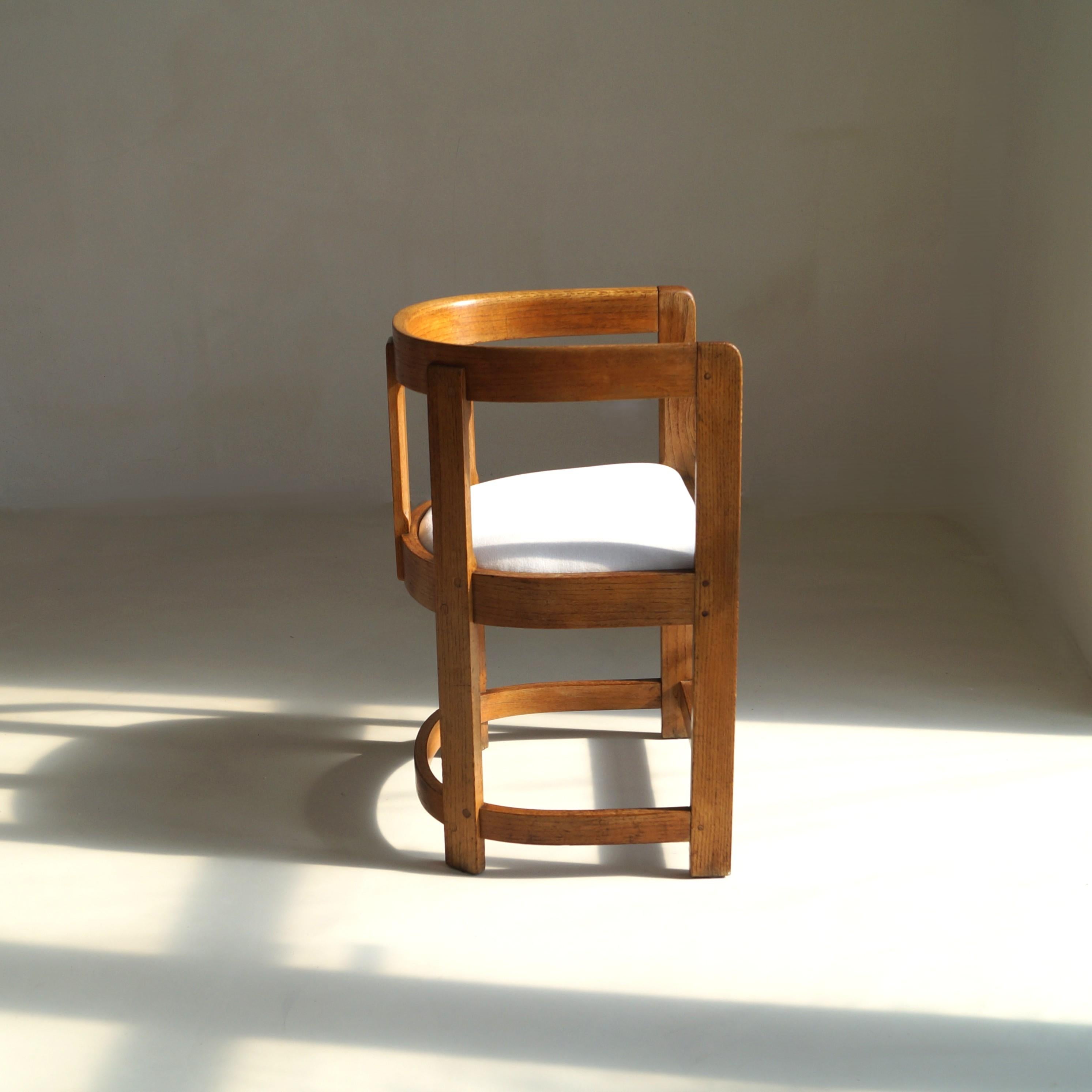 Sillón antiguo con respaldo de barril de roble escocés, c.1920 en venta 6