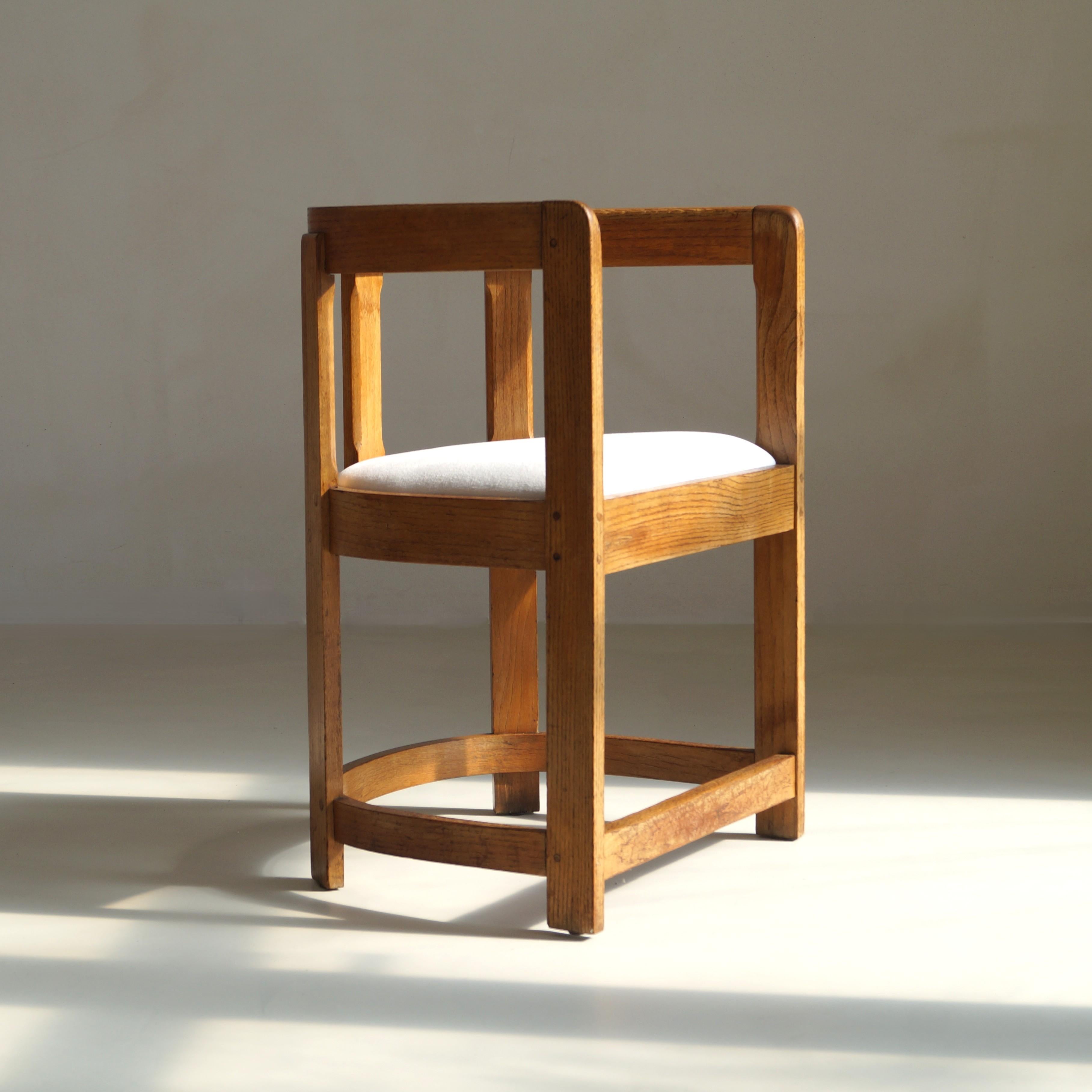 Sillón antiguo con respaldo de barril de roble escocés, c.1920 en venta 7