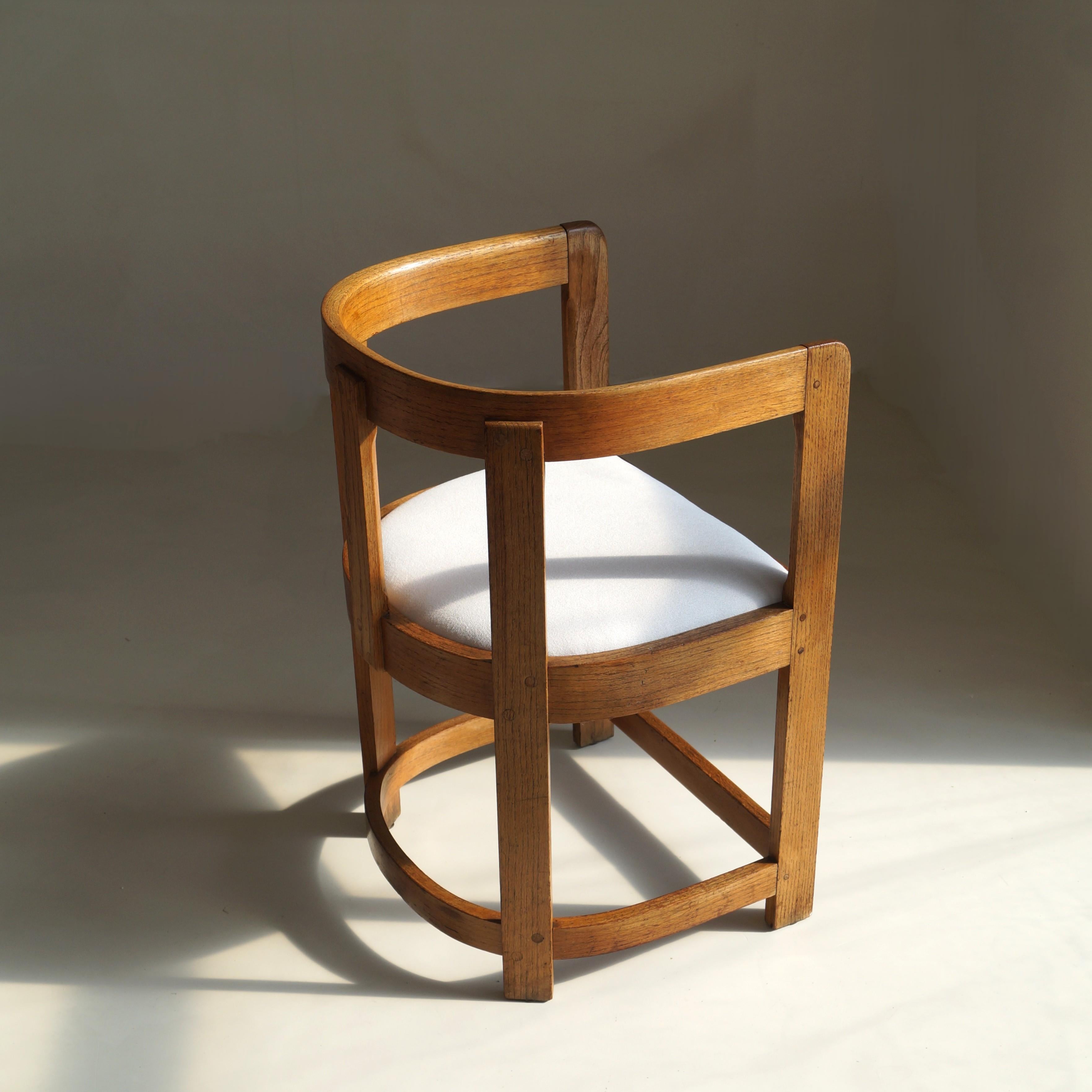 Sillón antiguo con respaldo de barril de roble escocés, c.1920 en venta 8