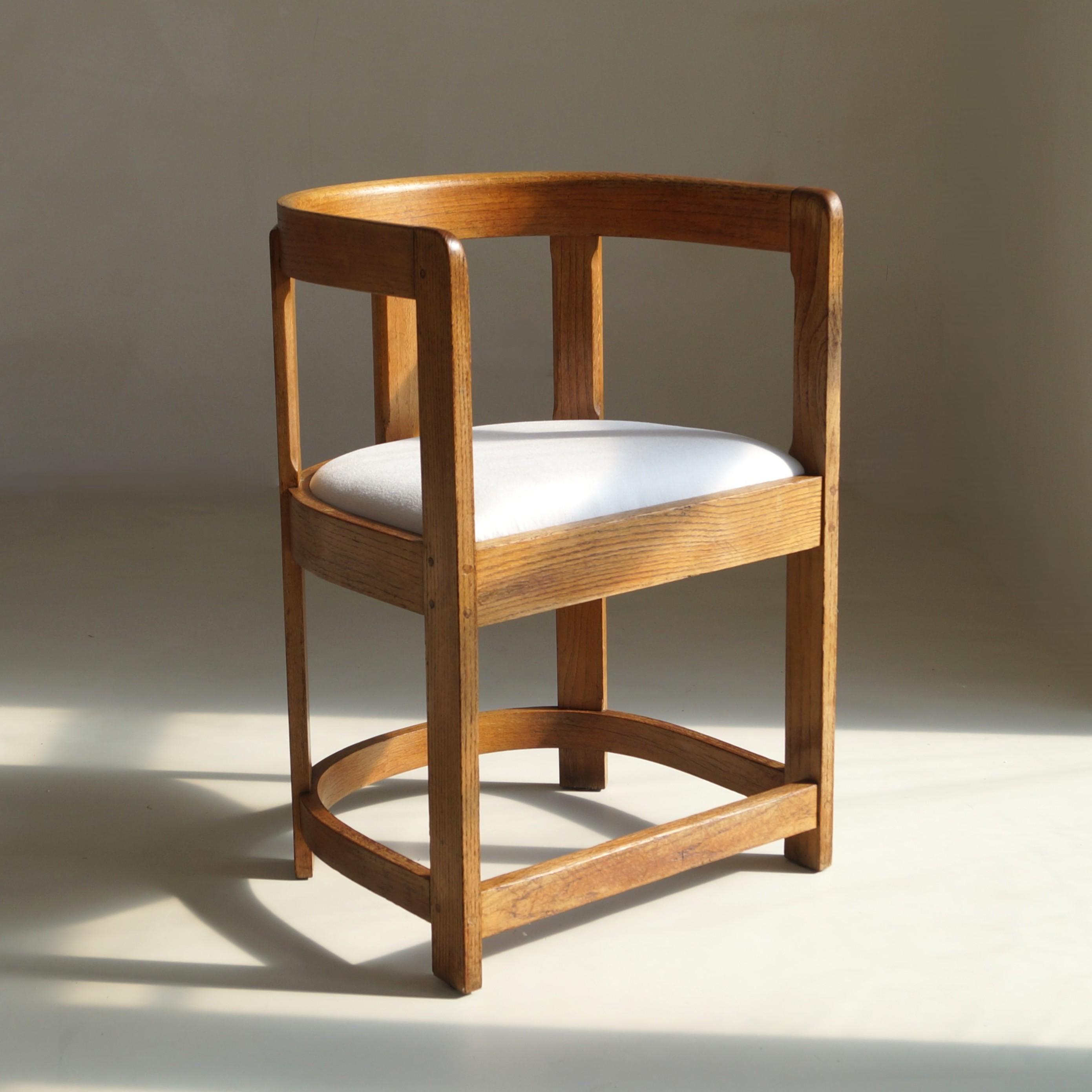 Sillón antiguo con respaldo de barril de roble escocés, c.1920 Hecho a mano en venta