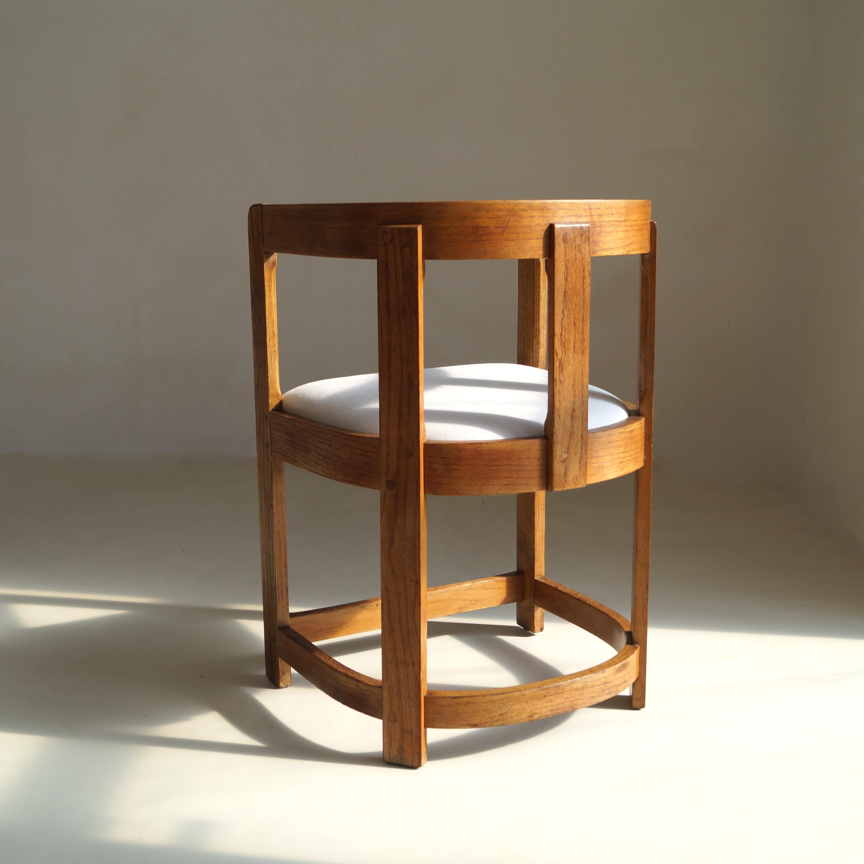 Sillón antiguo con respaldo de barril de roble escocés, c.1920 en venta 3