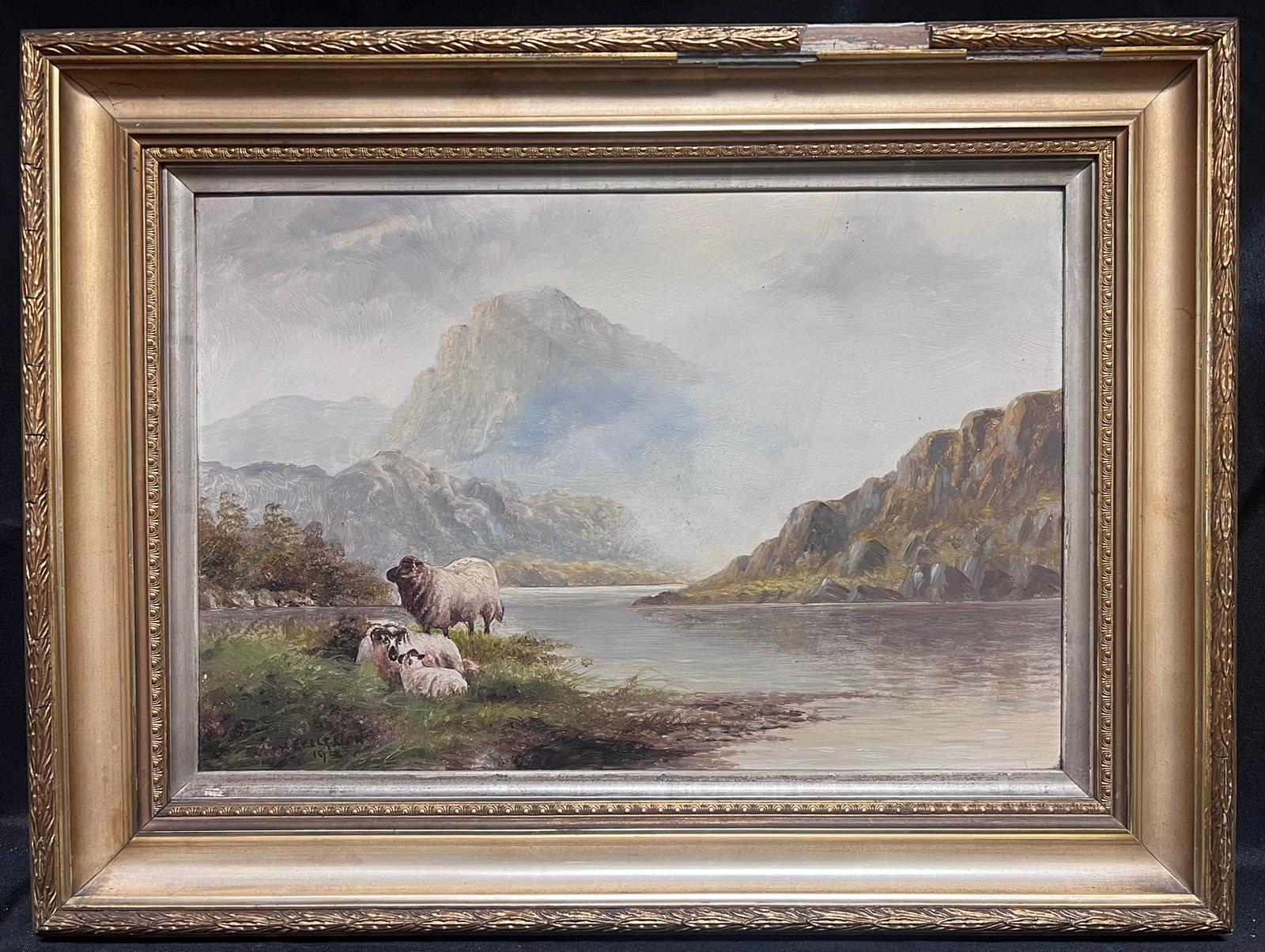 Peinture à l'huile écossaise ancienne représentant des moutons au repos dans un paysage Tranquil Highland Loch - Painting de Antique Scottish