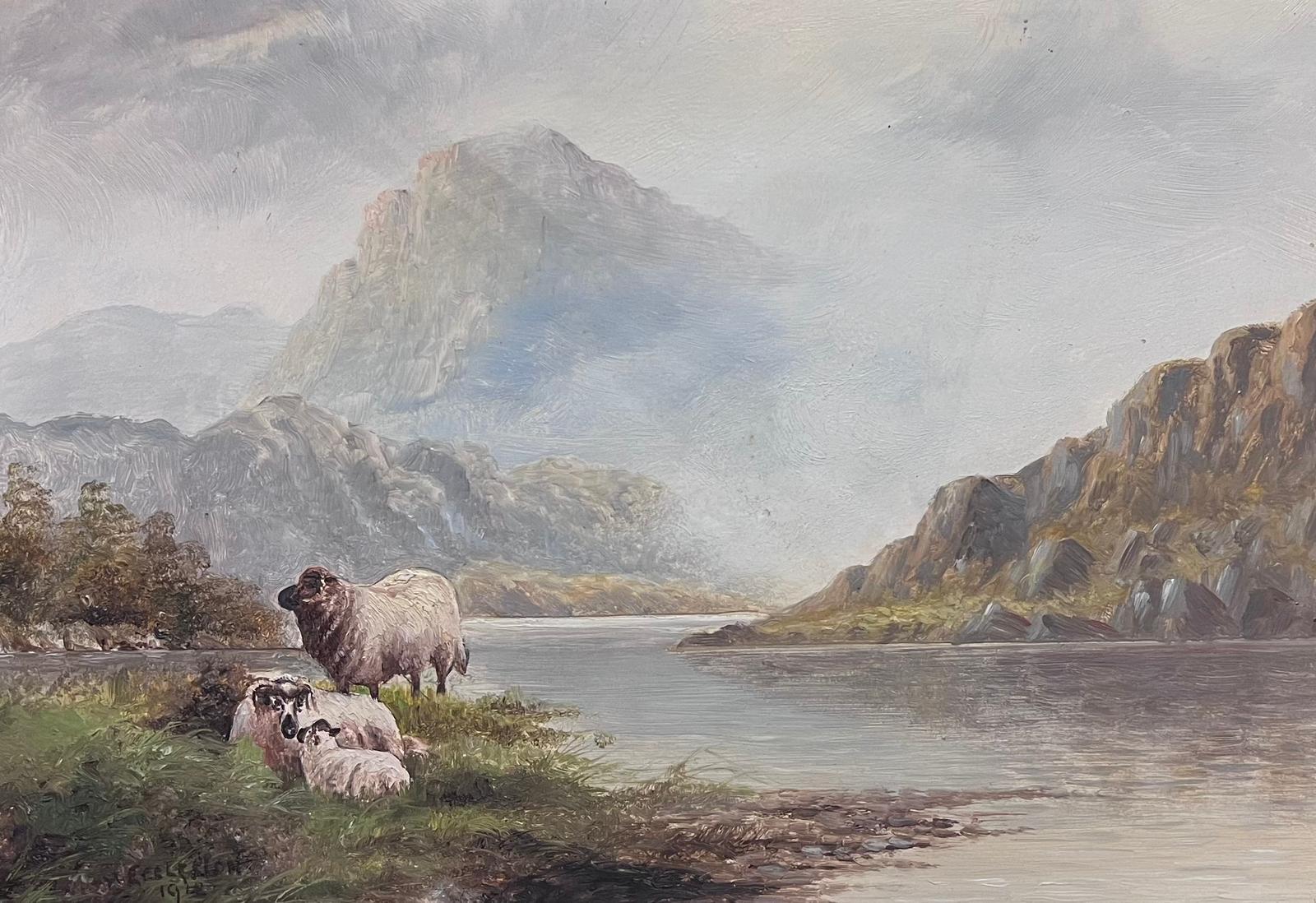 Landscape Painting Antique Scottish - Peinture à l'huile écossaise ancienne représentant des moutons au repos dans un paysage Tranquil Highland Loch