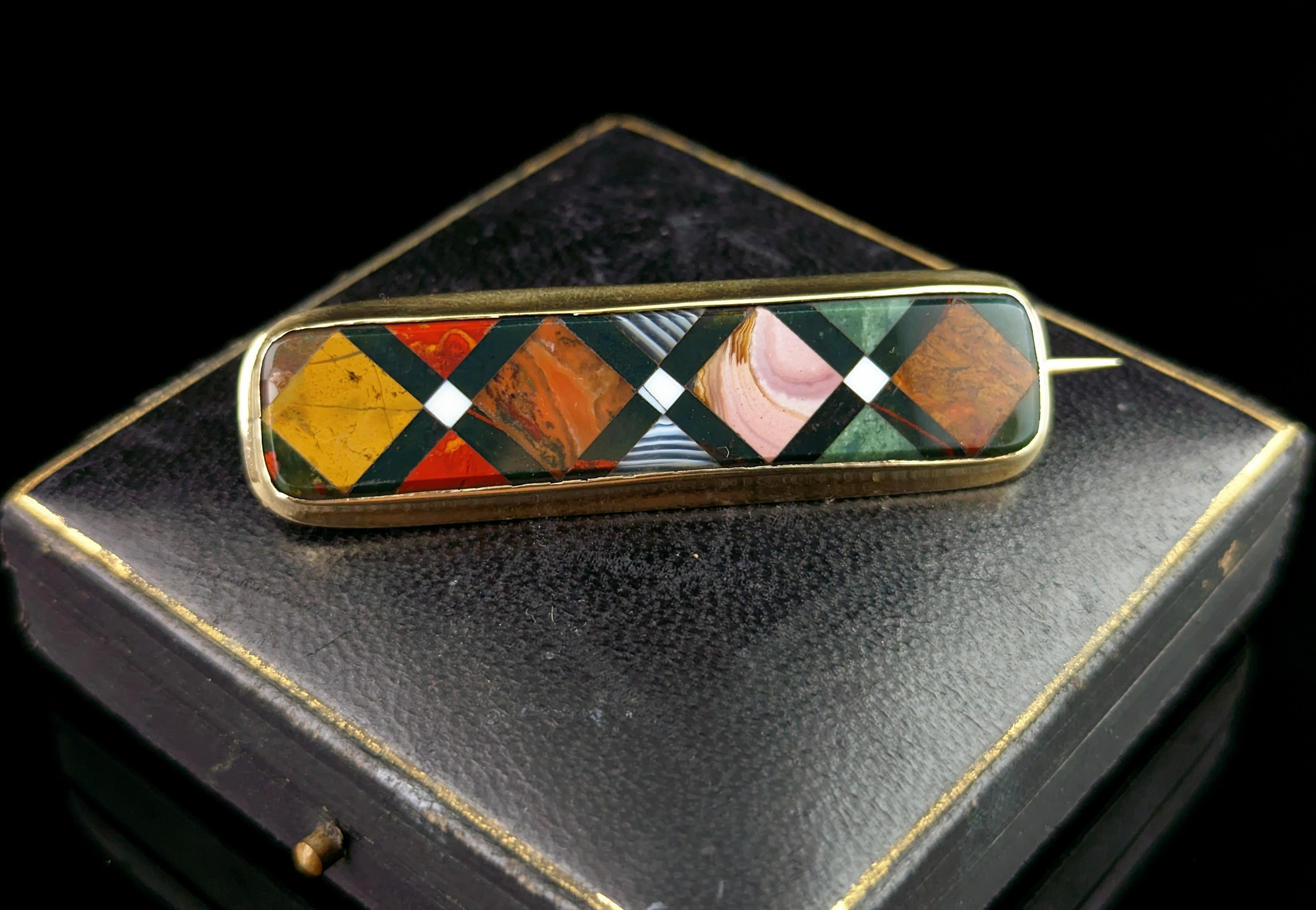 Antique Scottish pebble agate brooch, 9k gold, Victorian  For Sale 1