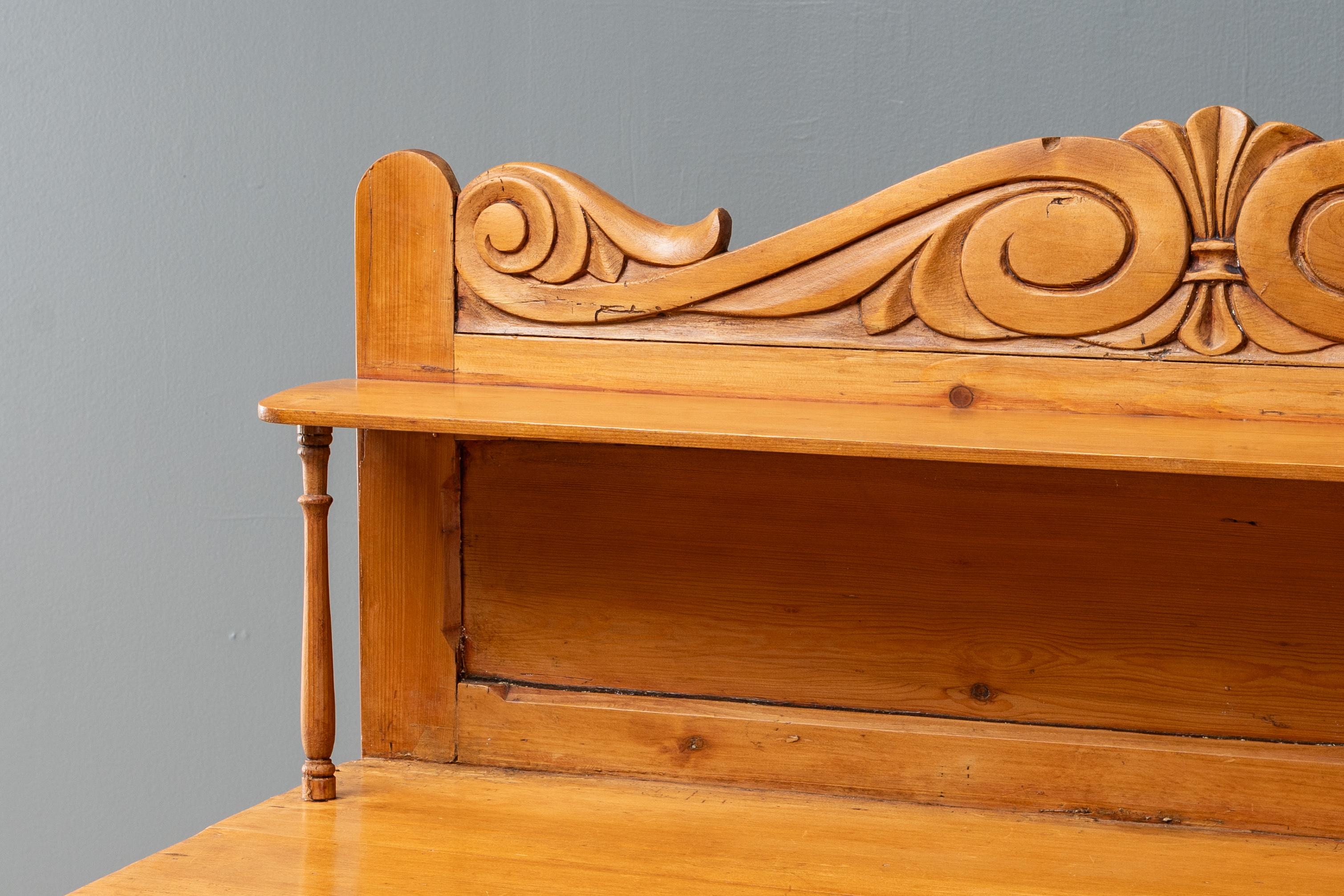 Scozia, anni '40 circa. Un affascinante charme o credenza in stile William IV o primo Vittoriano. La struttura è in pino massiccio con un ripiano a gradini sostenuto da colonne tornite sotto un fregio neoclassico intagliato a mano. L'ampio cassetto