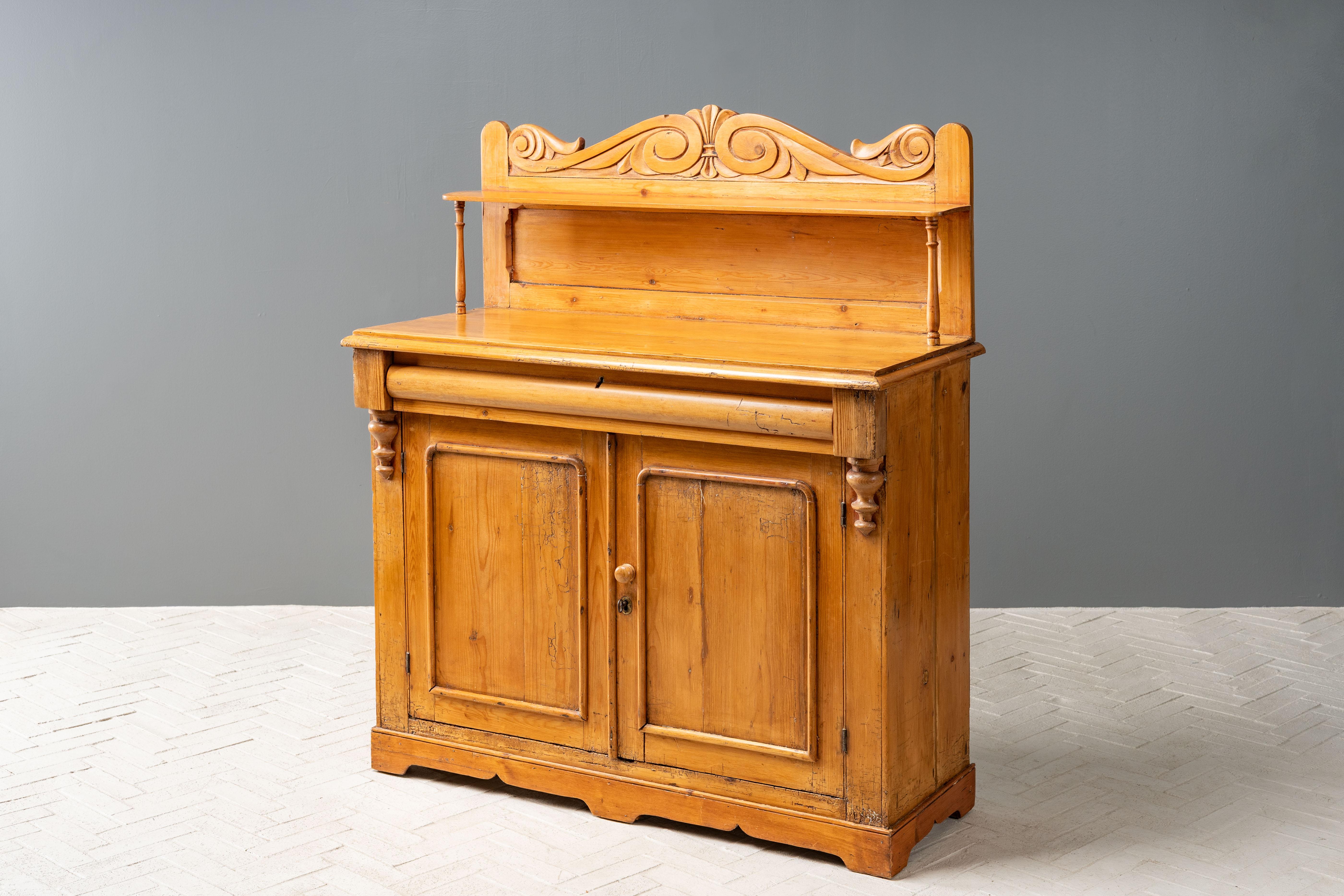 Guglielmo IV Credenza antica in pino scozzese in vendita
