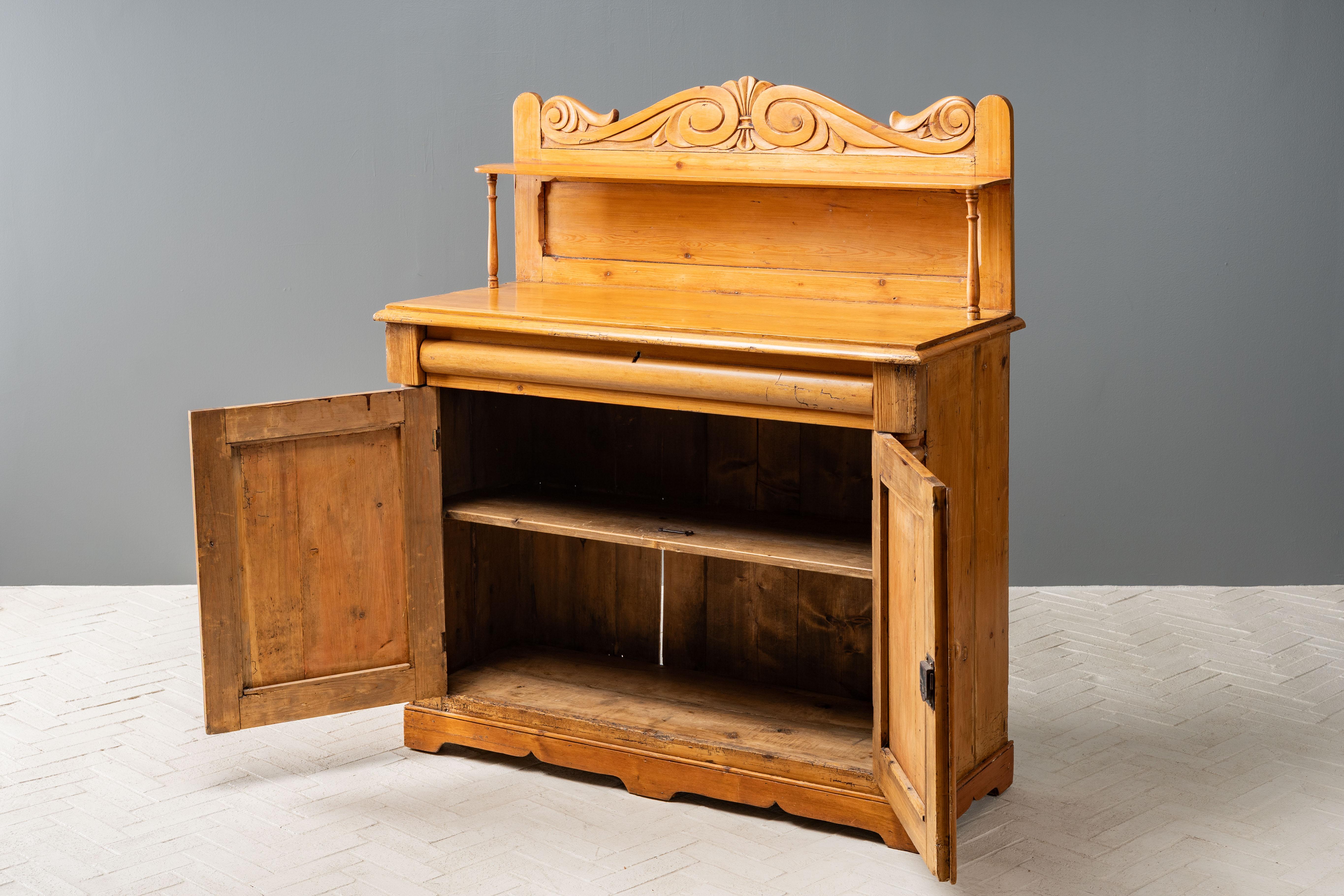 Scozzese Credenza antica in pino scozzese in vendita