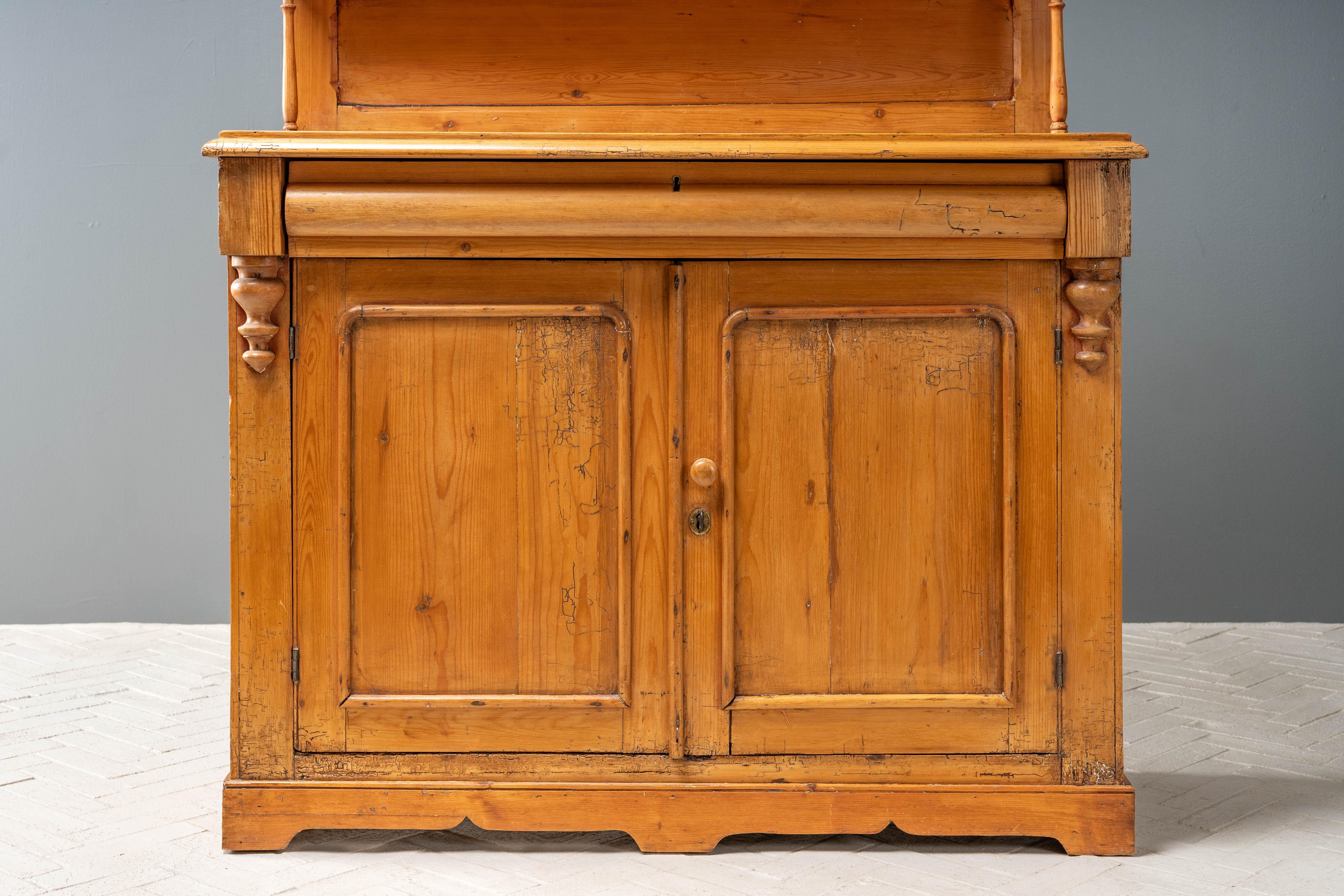 Credenza antica in pino scozzese In condizioni buone in vendita a Cambridge, US