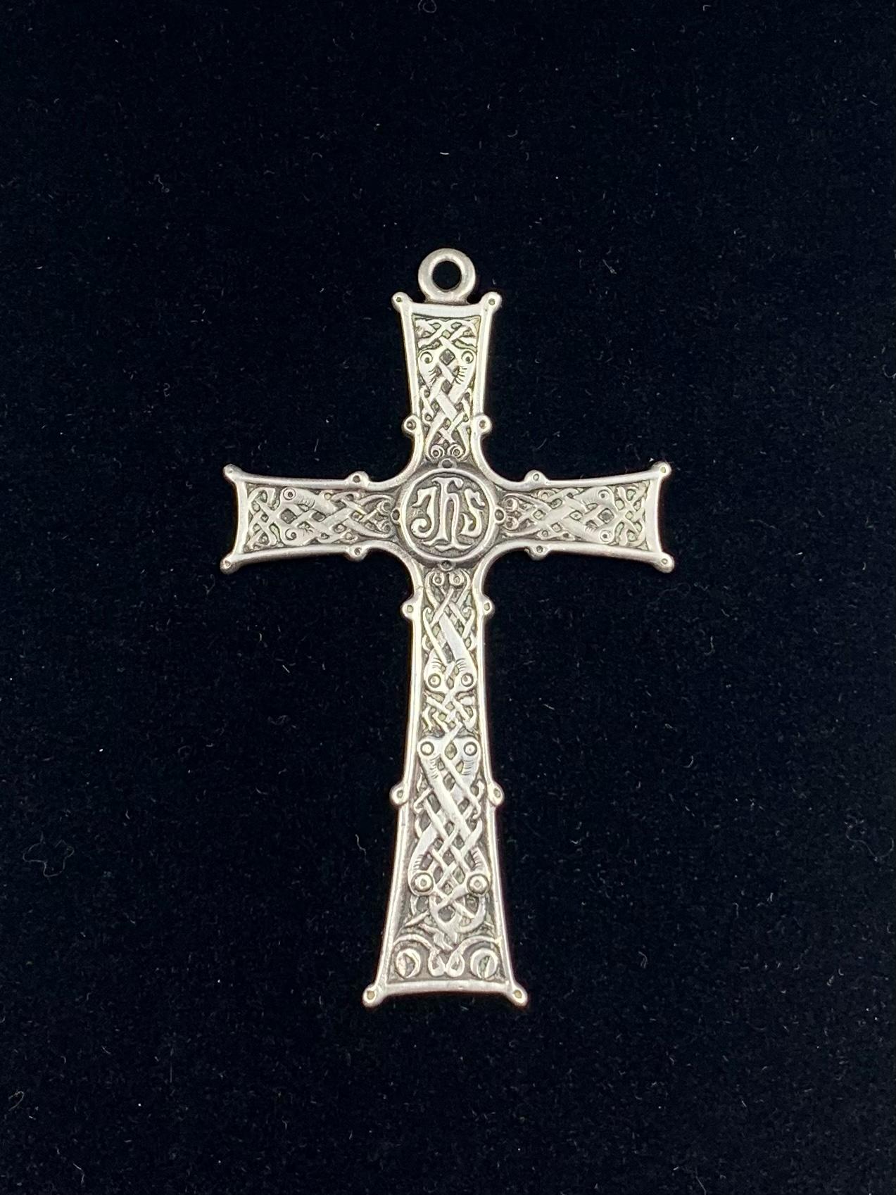 Keltisches Kreuz aus antikem schottischem Silber mit kunstvoll verzierten Armen mit verschlungenen Motiven im mittelalterlichen Stil und einem zentralen Nimbus mit einem Christogramm, den stilisierten Buchstaben JHS für Jesus Hominis Salvatus, oder