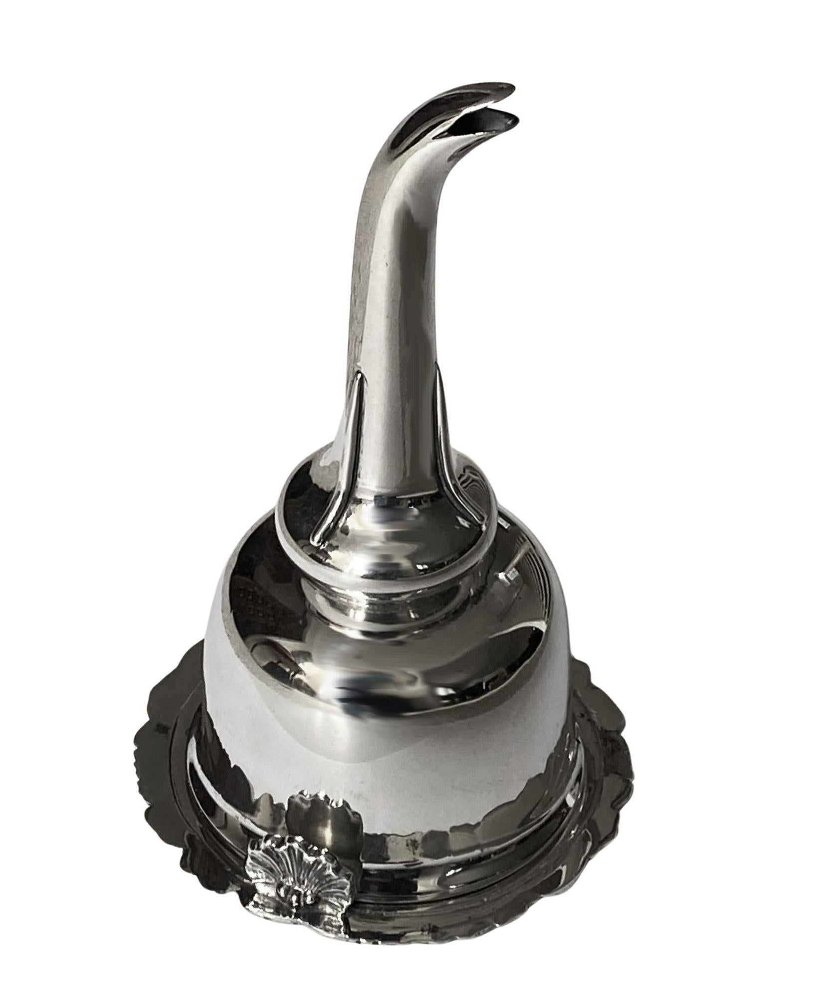 Antico imbuto da vino scozzese in argento Edimburgo 1837 di Robb & Whittet.  L'imbuto di forma tipica, la base con contorno di foglie e gancio laterale a conchiglia, il corpo liscio e l'anello di mussola originale, l'imbuto rimovibile con puntelli