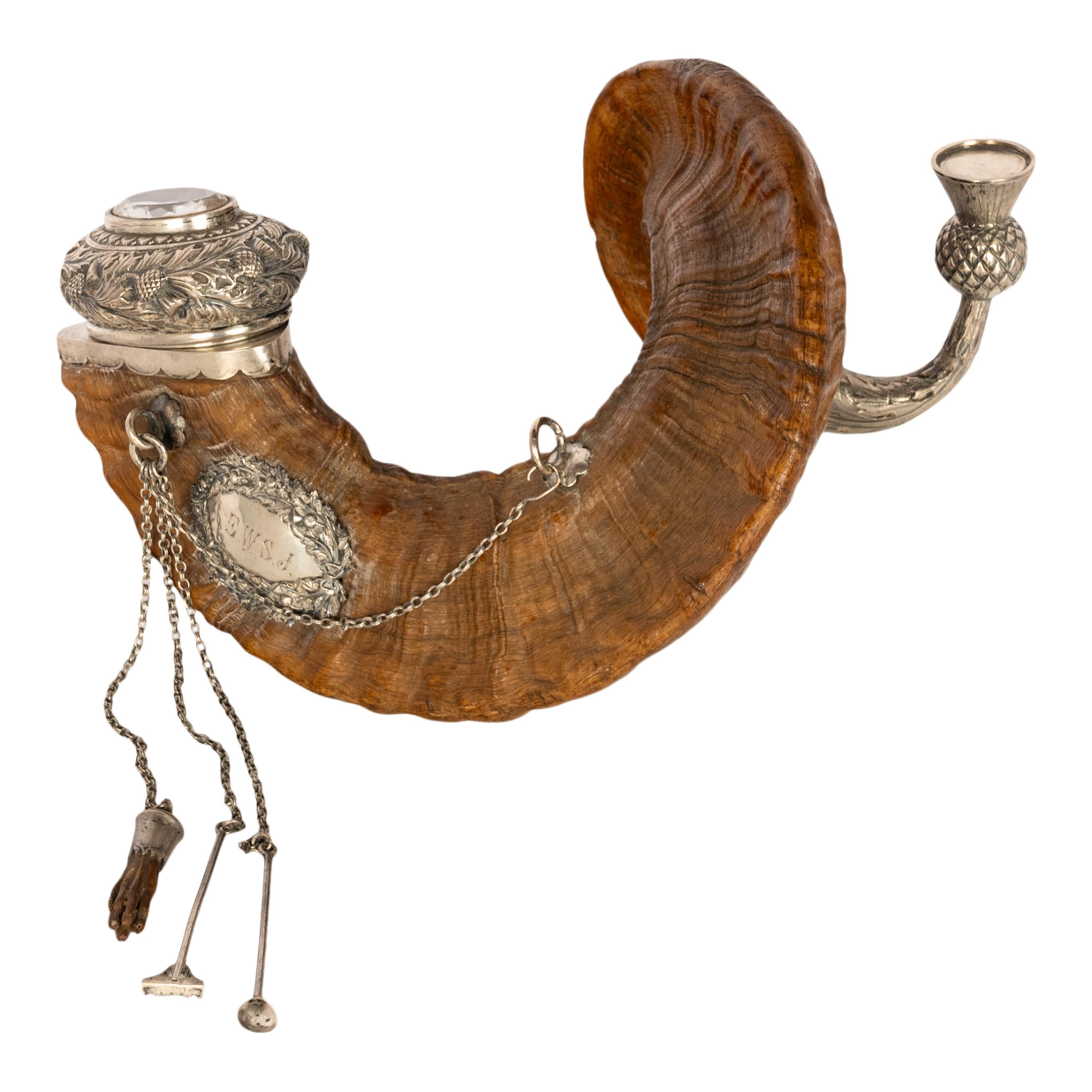 Tabatière écossaise ancienne en argent sterling montée en corne de bélier, sertie d'une grande pierre précieuse cairngorm, Édimbourg 1884, par l'orfèvre Peter MacGregor Westren.
Cette rare tabatière de table écossaise d'apparat possède un couvercle